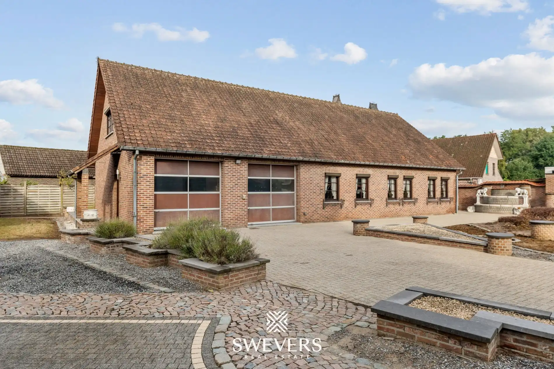 Bouwgrond open-bebouwing met vrijstaande opslagruimte en garage foto {{pictureIndex}}