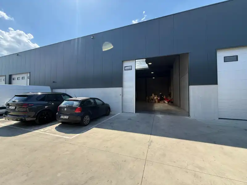Magazijn/KMO-unit van 262 m² te huur met parkeerplaats foto 2