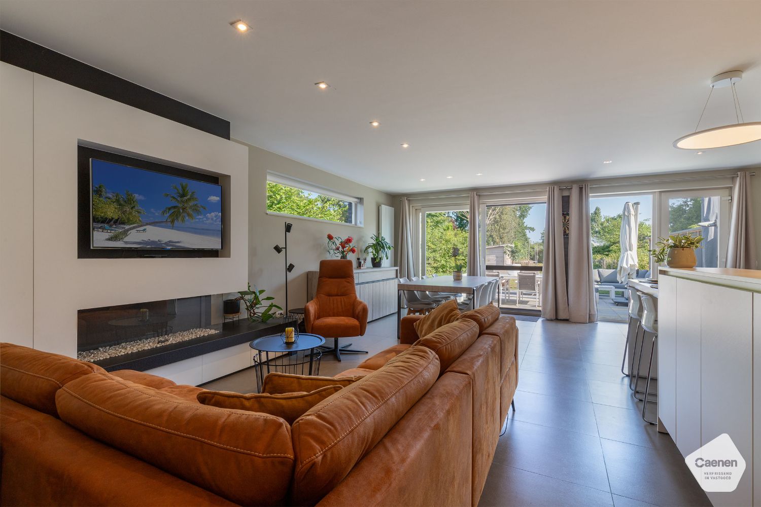 STIJLVOLLE HALF-OPEN WONING MET 5 SLAAPKAMERS en EEN PRACHTIGE TUIN OP EEN PERCEEL VAN 918 m² foto 2