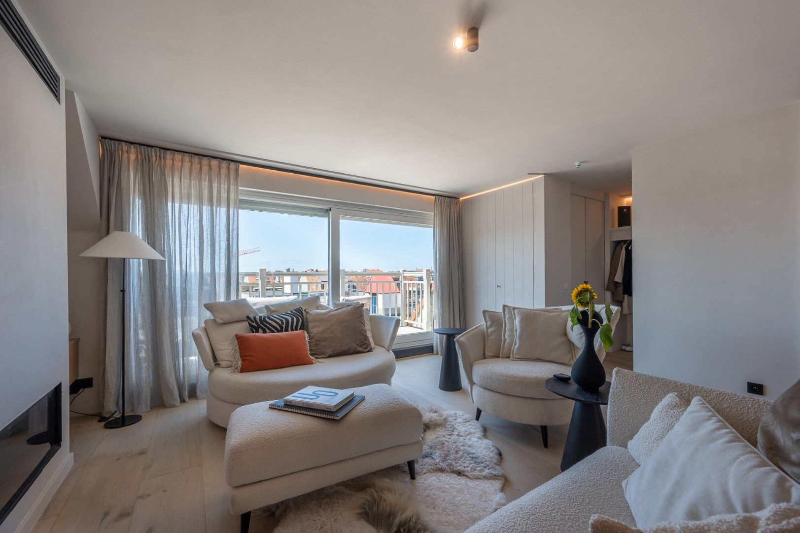 Luxueus gerenoveerd duplex dakappartement met mooie zonneterrassen gelegen in het centrum van Knokke. foto 7