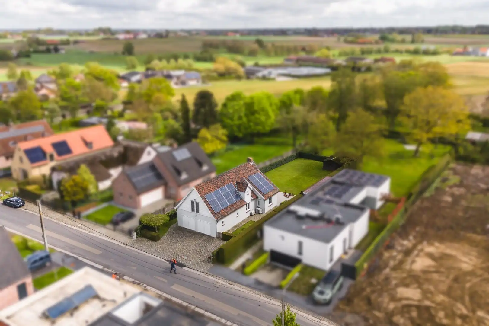 Villa met 3 kamers, 20 zonnepanelen en een dubbele garage op 800 m² foto 30