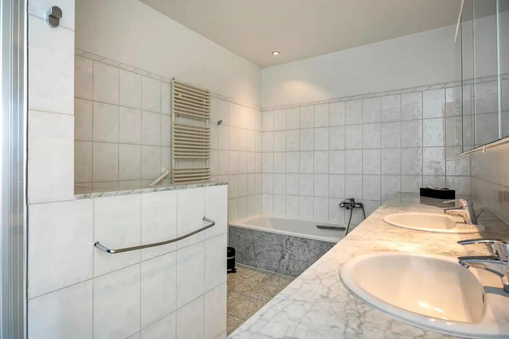 !! NIEUWE VOORWAARDEN !! Villa op een uiterst exclusieve locatie aan een prachtig privémeer foto 24
