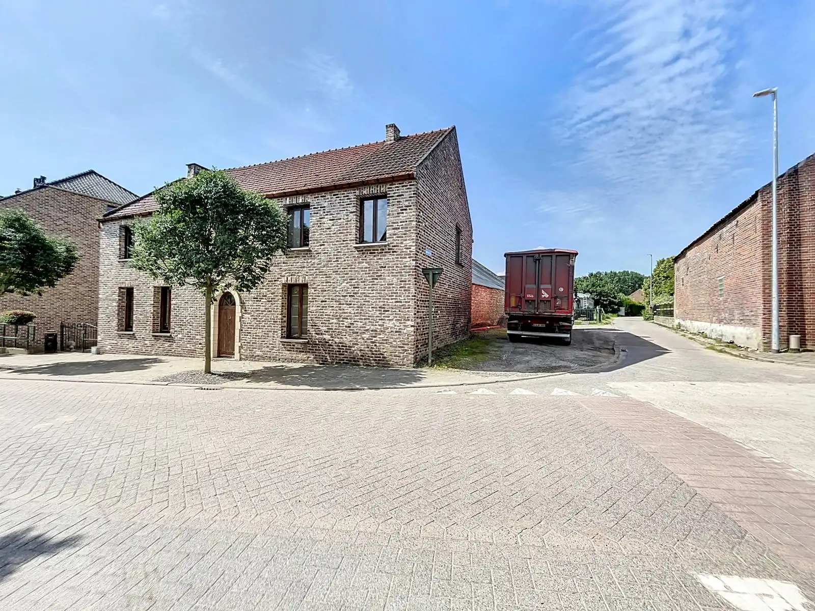 Ruime woning met 4 slpks - tuin en hangaar foto 22