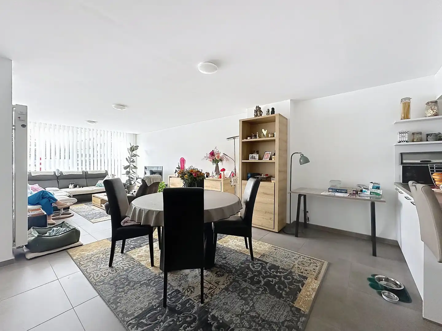 Volledig gerenoveerd en zeer ruim appartement met garage. foto 2