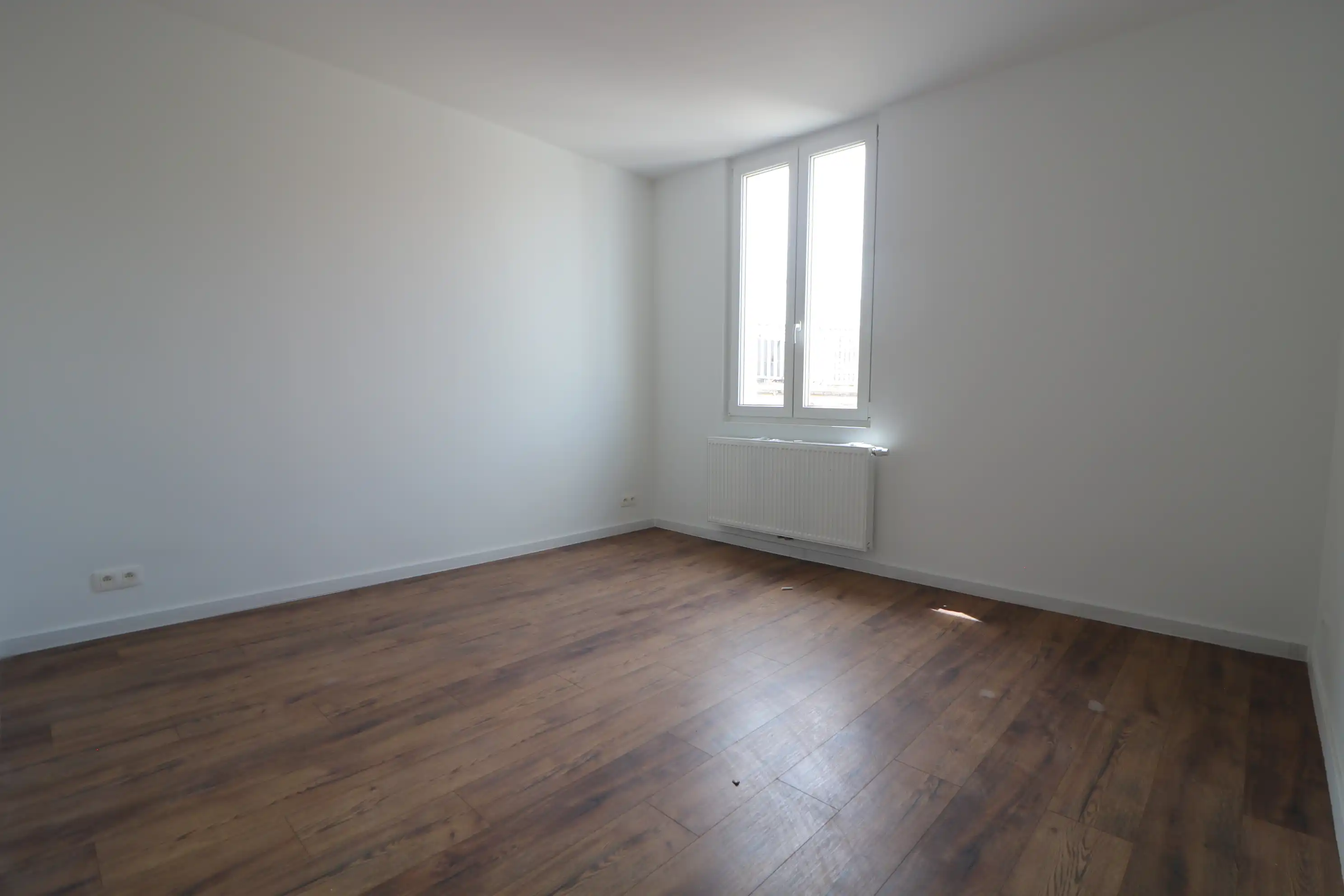 Zeer ruim, volledig gerenoveerd duplexappartement (128m²) met 3 slaapkamers en 2 badkamers. foto 4