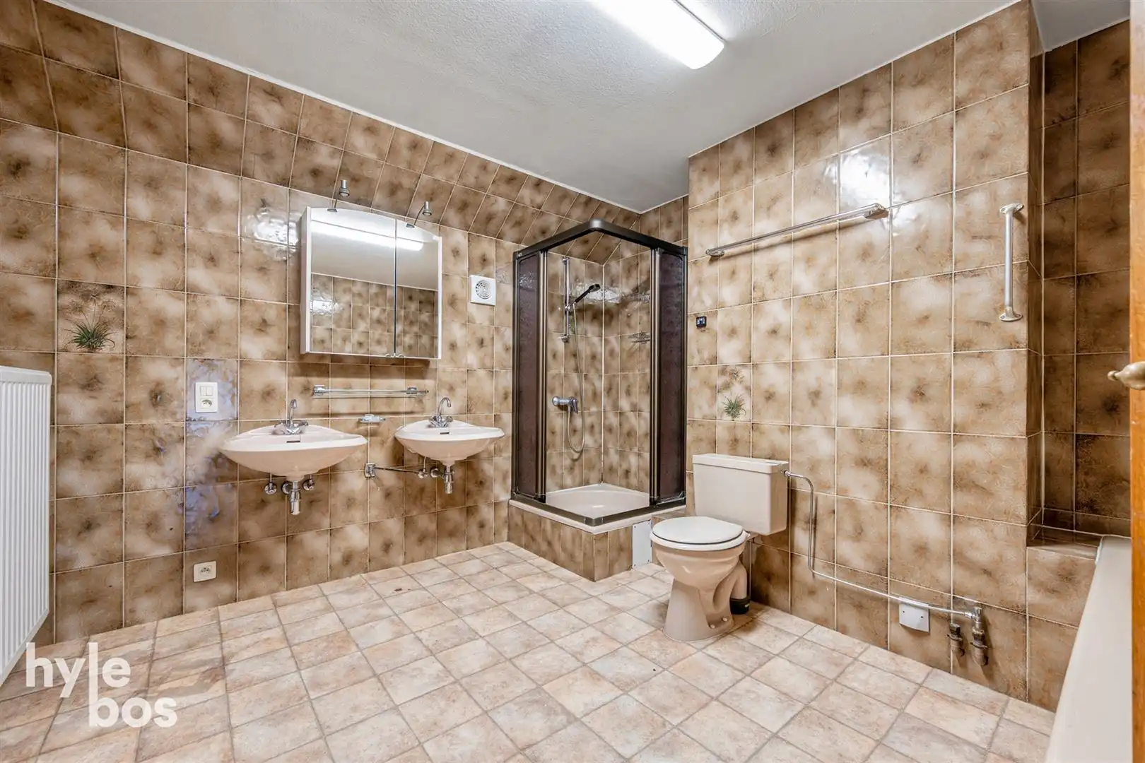 Ruim bovenhuis met groot magazijn in het centrum van de stad foto 7