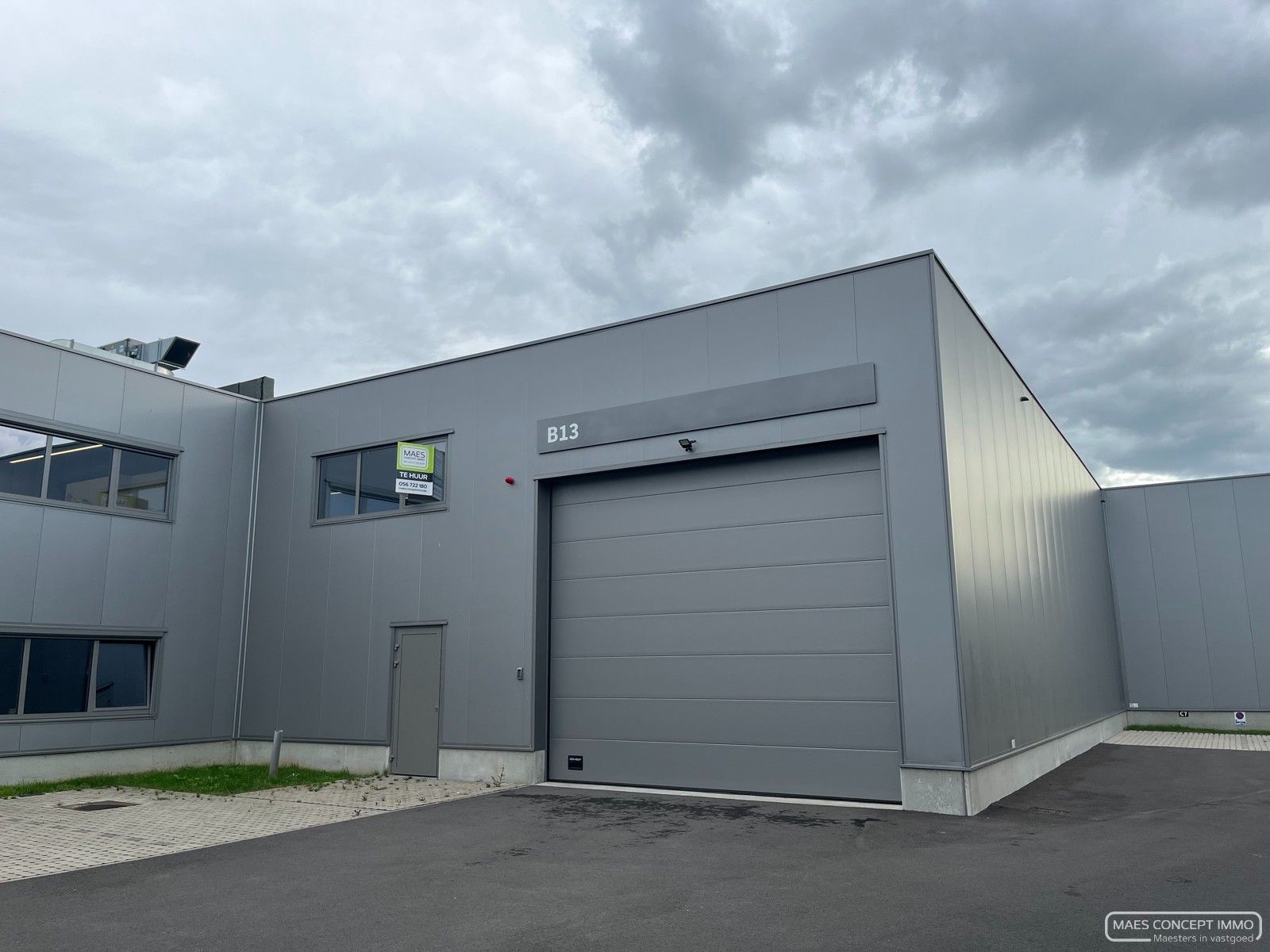Nieuwbouw KMO-unit van 220 m² te huur in Moeskroen met mezzanine en toilet foto {{pictureIndex}}