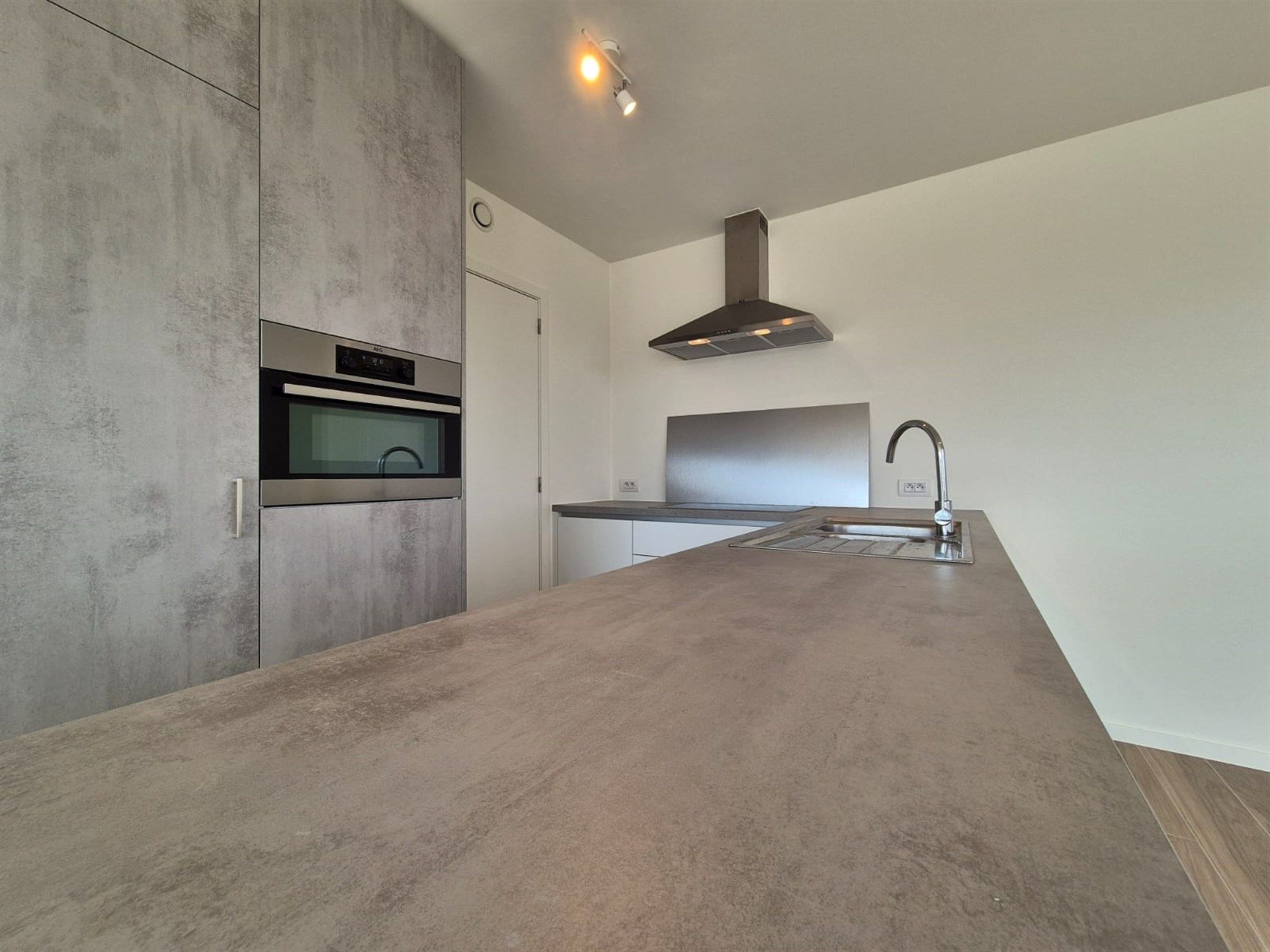 Lichtrijk nieuwbouw appartement met terras en staanplaats. foto 7