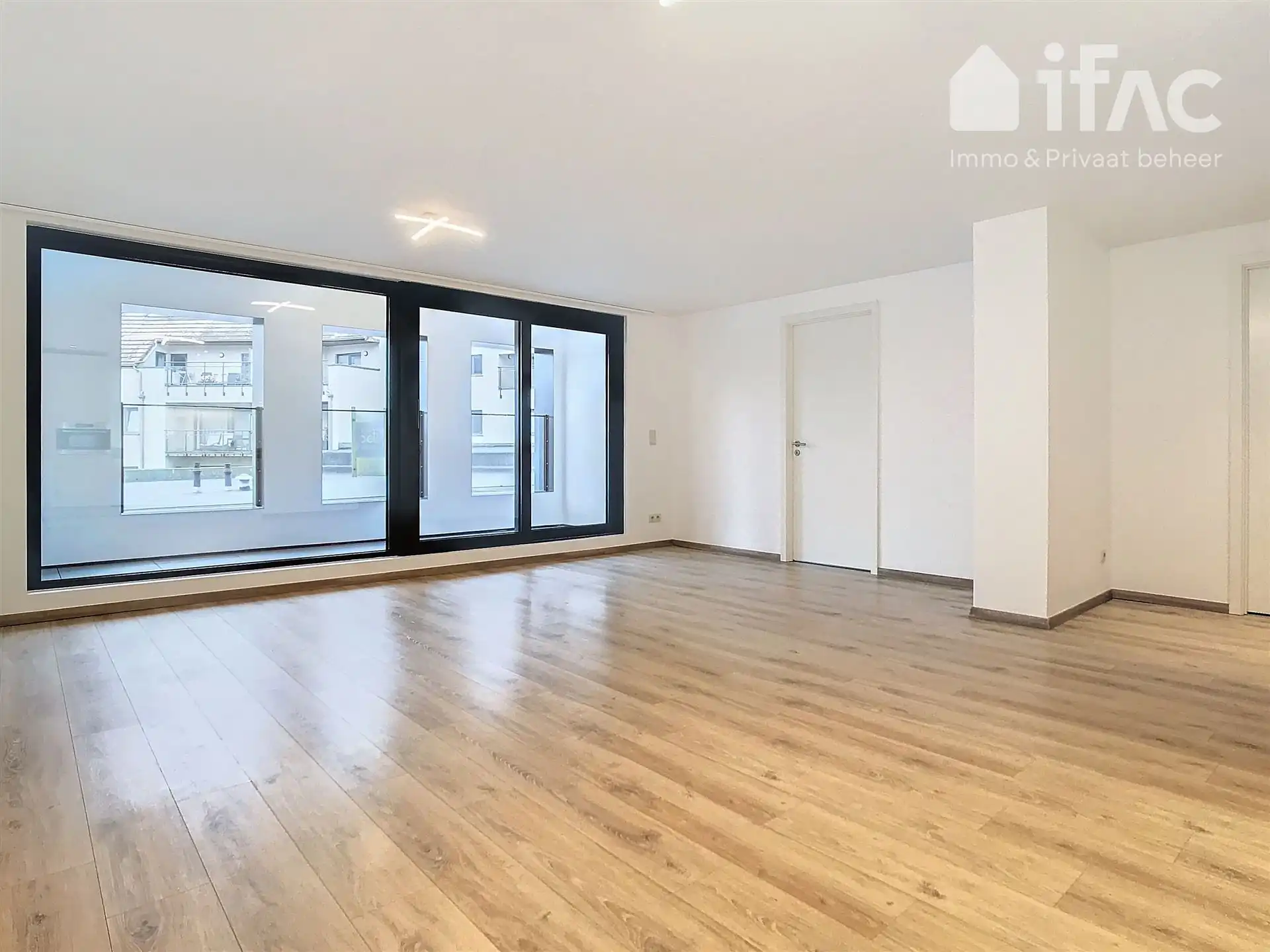 Lichtrijk en energiezuinig appartement met garage foto {{pictureIndex}}