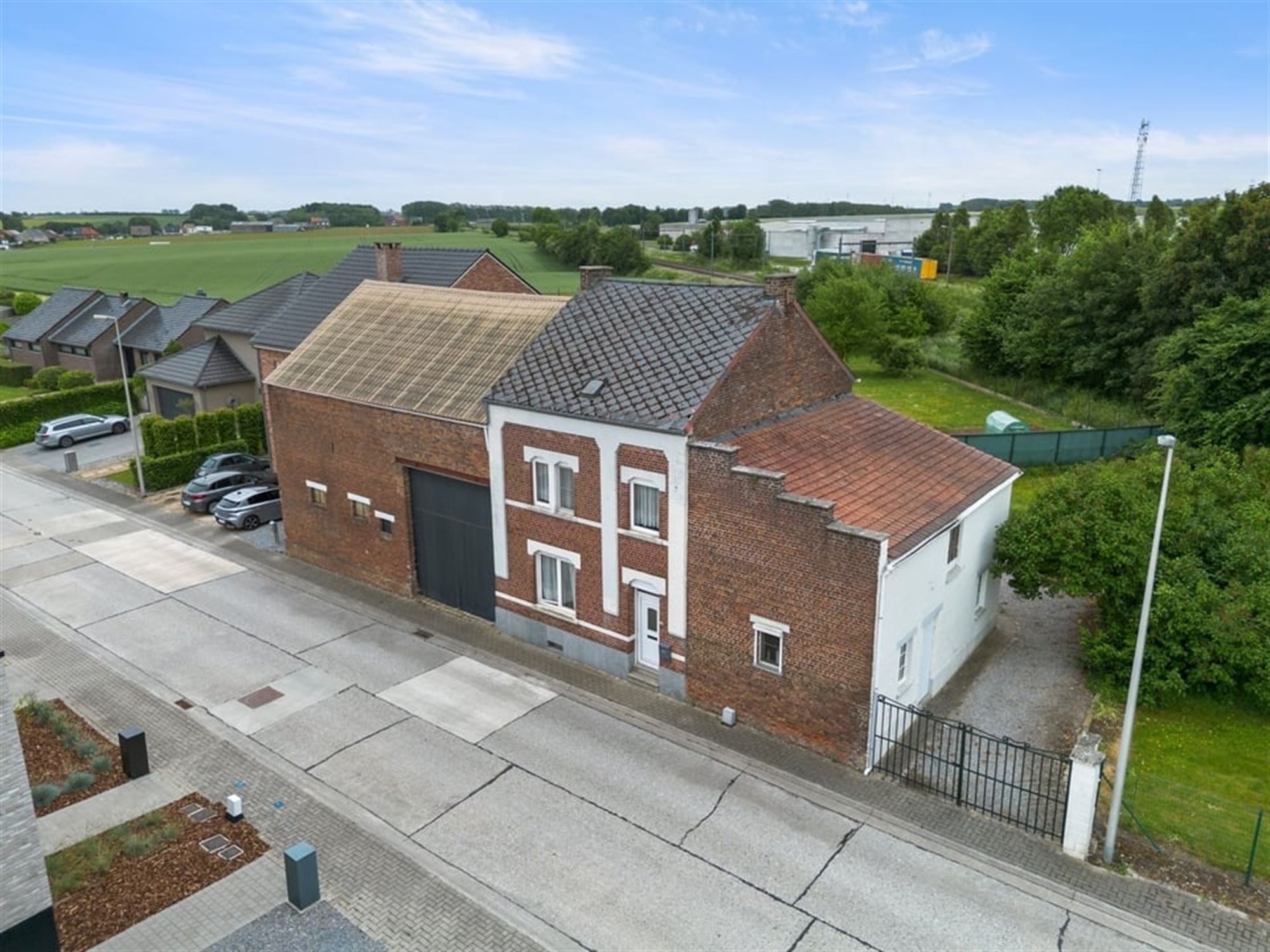TE RENOVEREN GEZINSWONING MET LOODS IN HET LANDELIJKE GINGELOM  foto 6