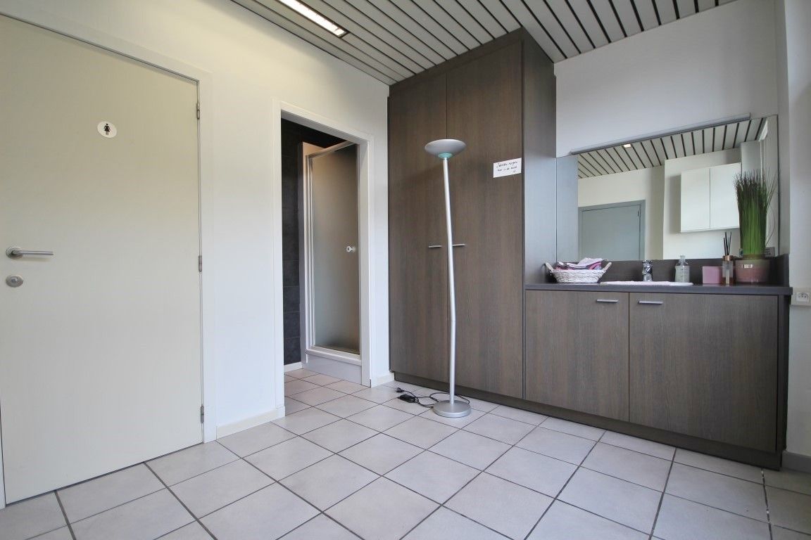 Ruim handelspand/bureelruimte op toplocatie in Sint-Truiden foto 13