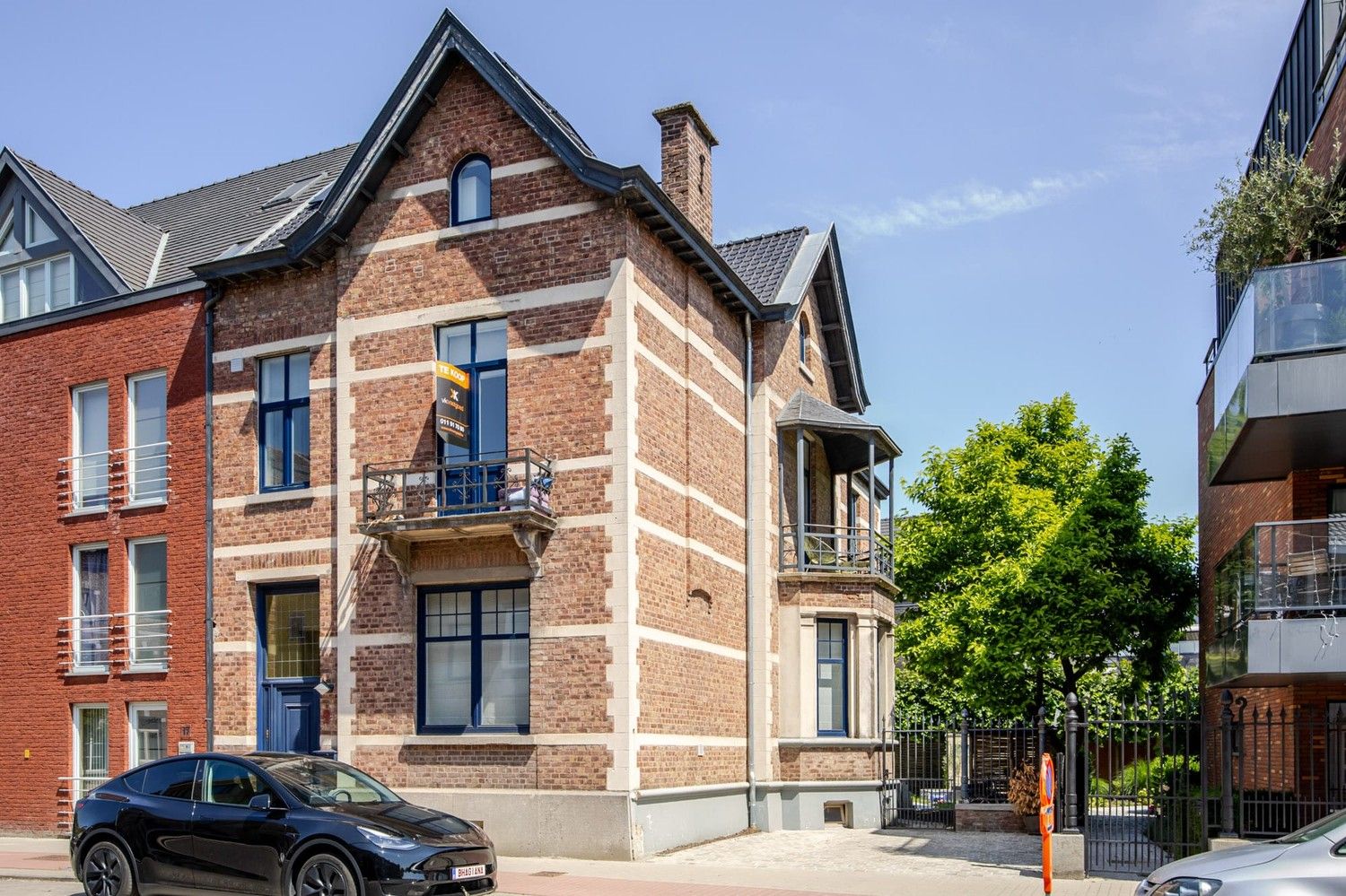 Uniek herenhuis vol karakter net buiten het centrum van Sint-Truiden foto {{pictureIndex}}