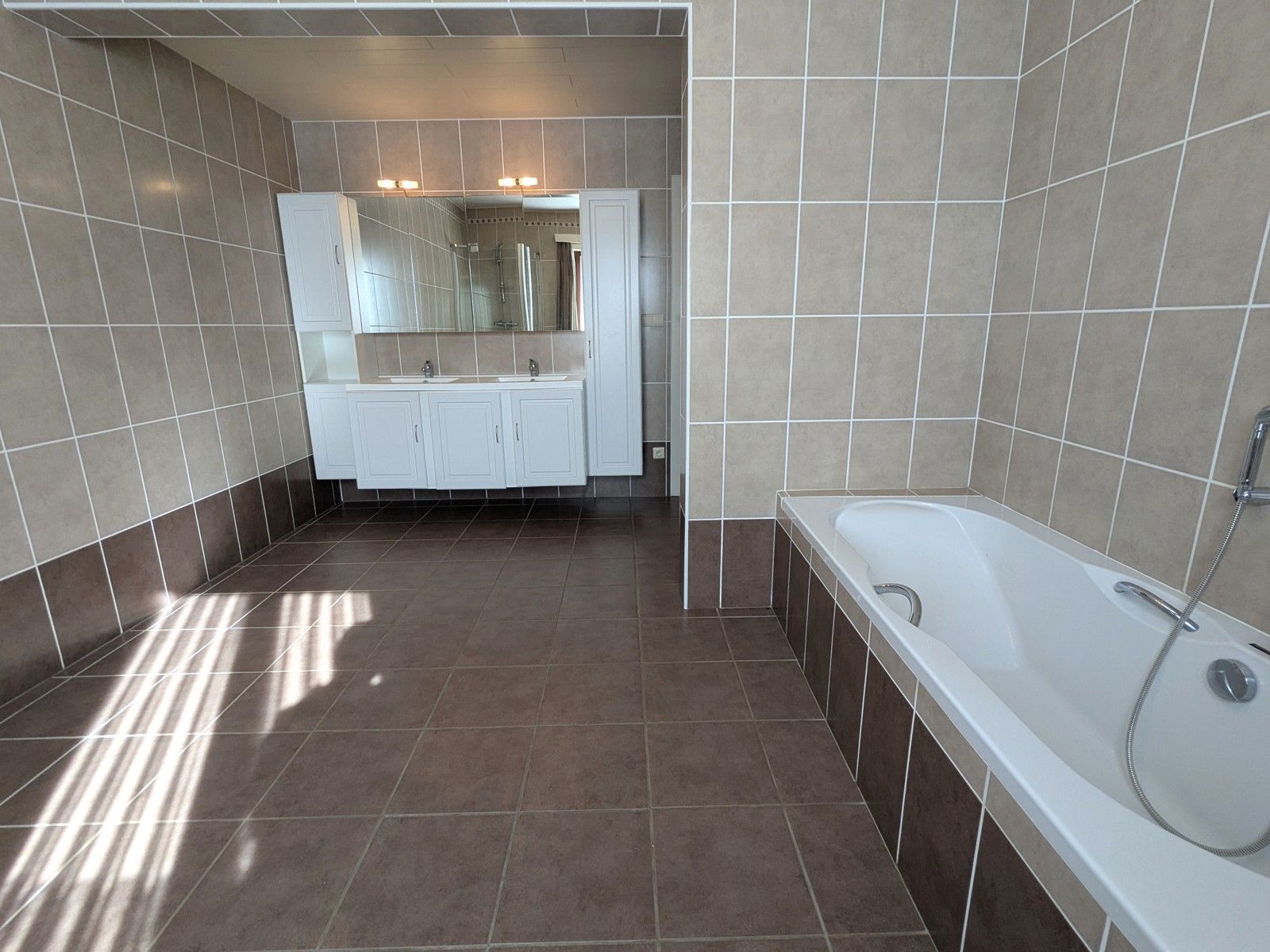 Ruime hoeve met mooie tuin + veel parking in rustig straatje foto 17