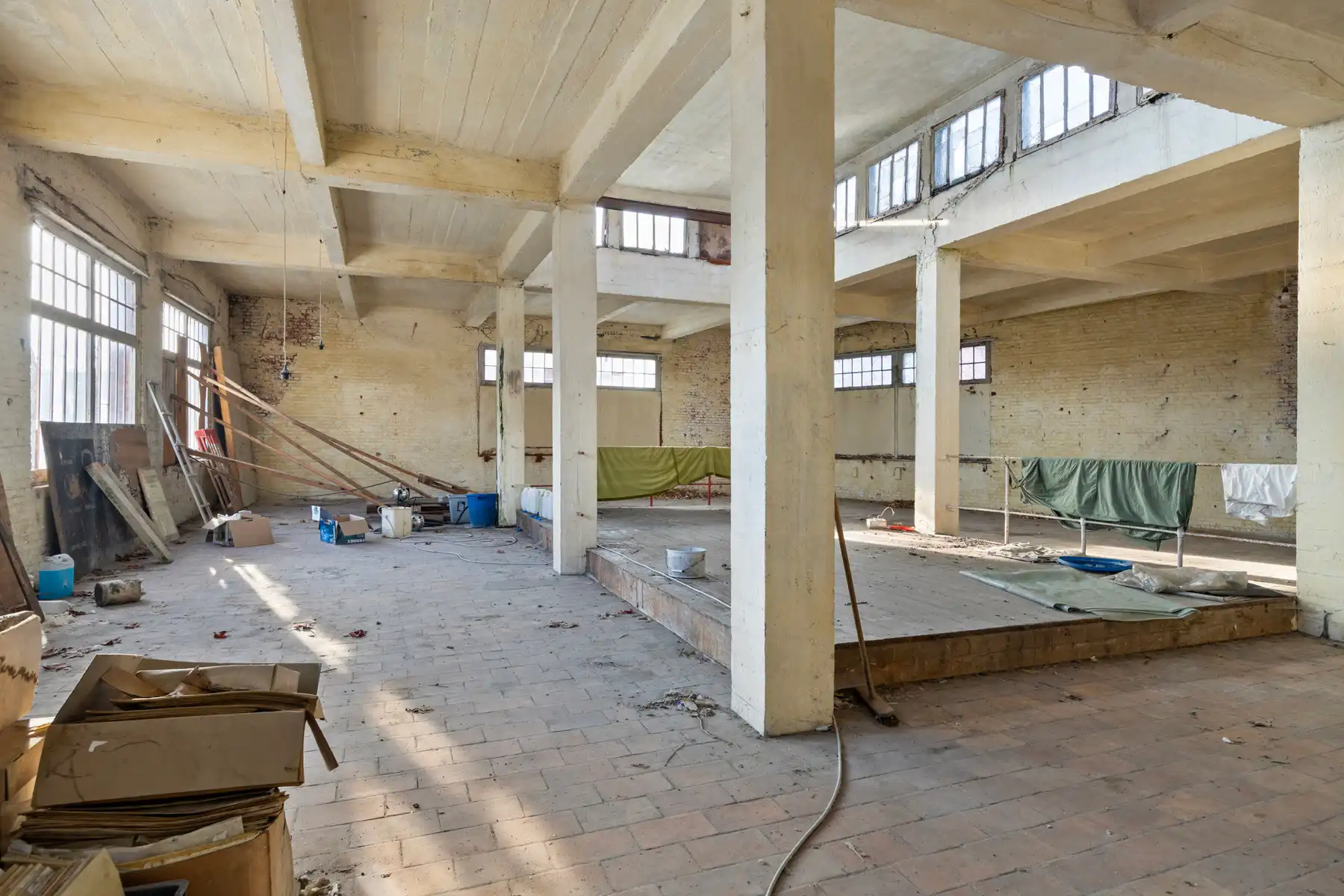 Opslagruimte met kelder en autostaanplaats te Lier. foto {{pictureIndex}}