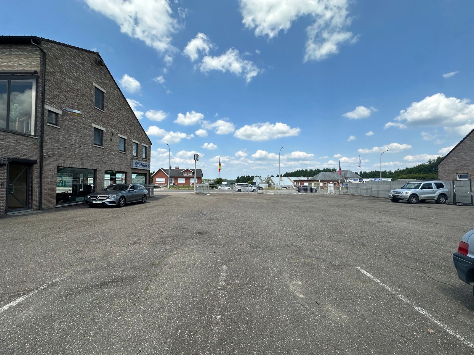 Hoofdfoto van de publicatie: Handelspand met woonst, showroom, loods en bouwgrond