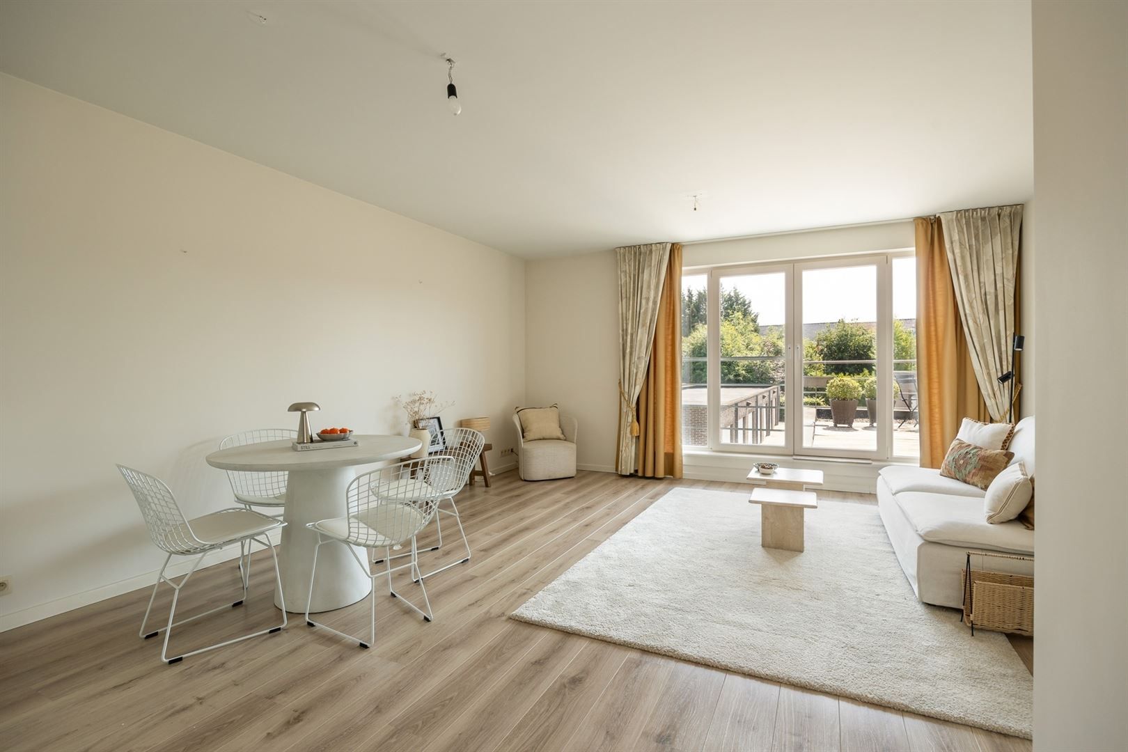 Instapklaar appartement met groot terras en autostaanplaats foto {{pictureIndex}}