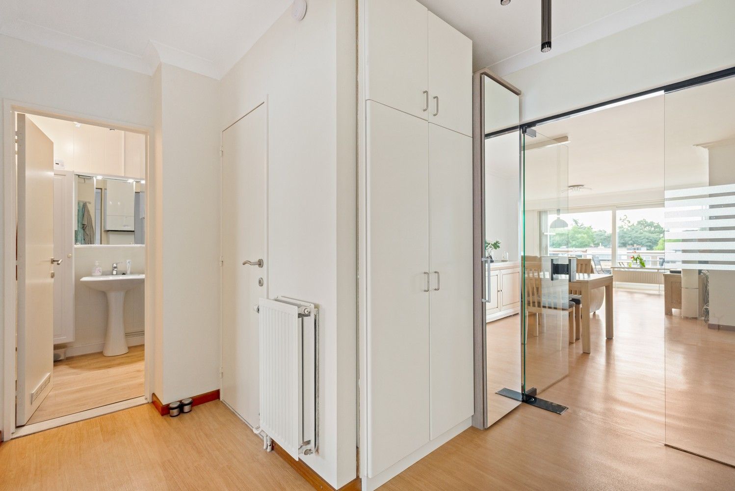 Modern en ruim appartement met 2 slaapkamers, 2 terrassen en nieuwe keuken te Deurne! foto 9