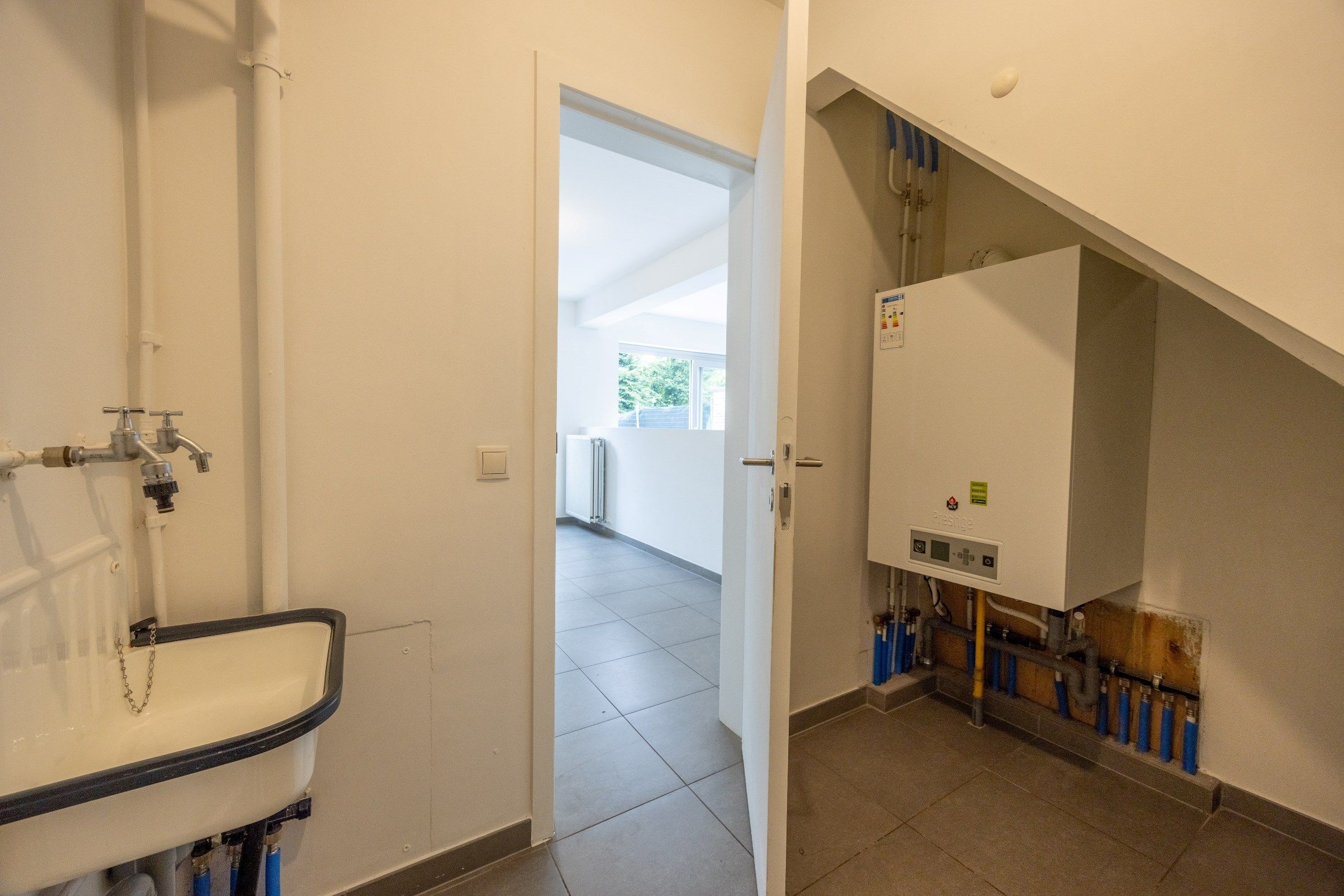 RECENTE HALFOPEN WONING MET GARAGE EN TUIN foto 7