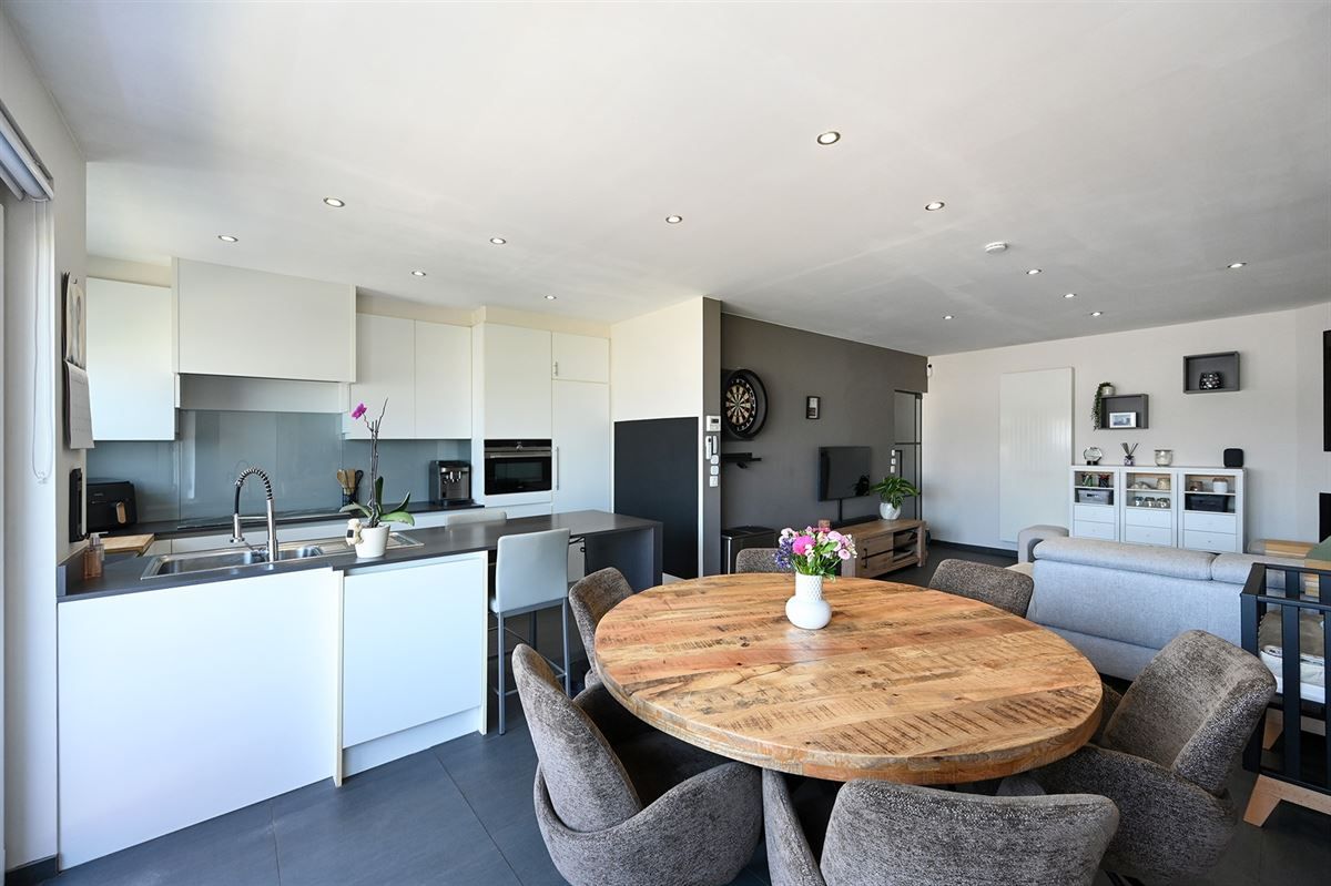 Totaal gerenoveerd appartement in rustige straat foto {{pictureIndex}}