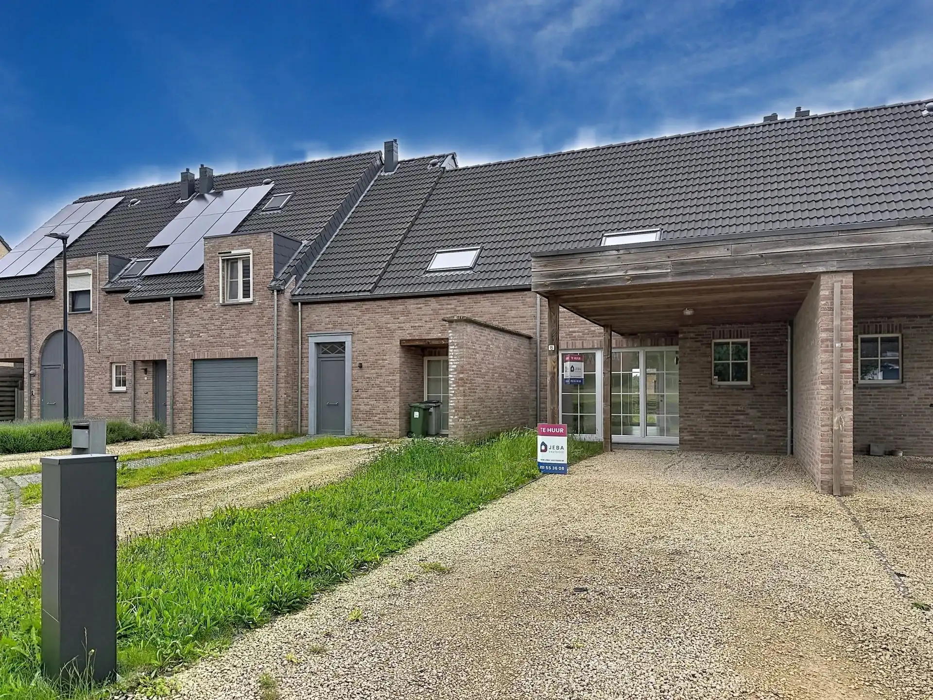 Gezellige woning met 2 grote slaapkamers, tuin en carport foto 2