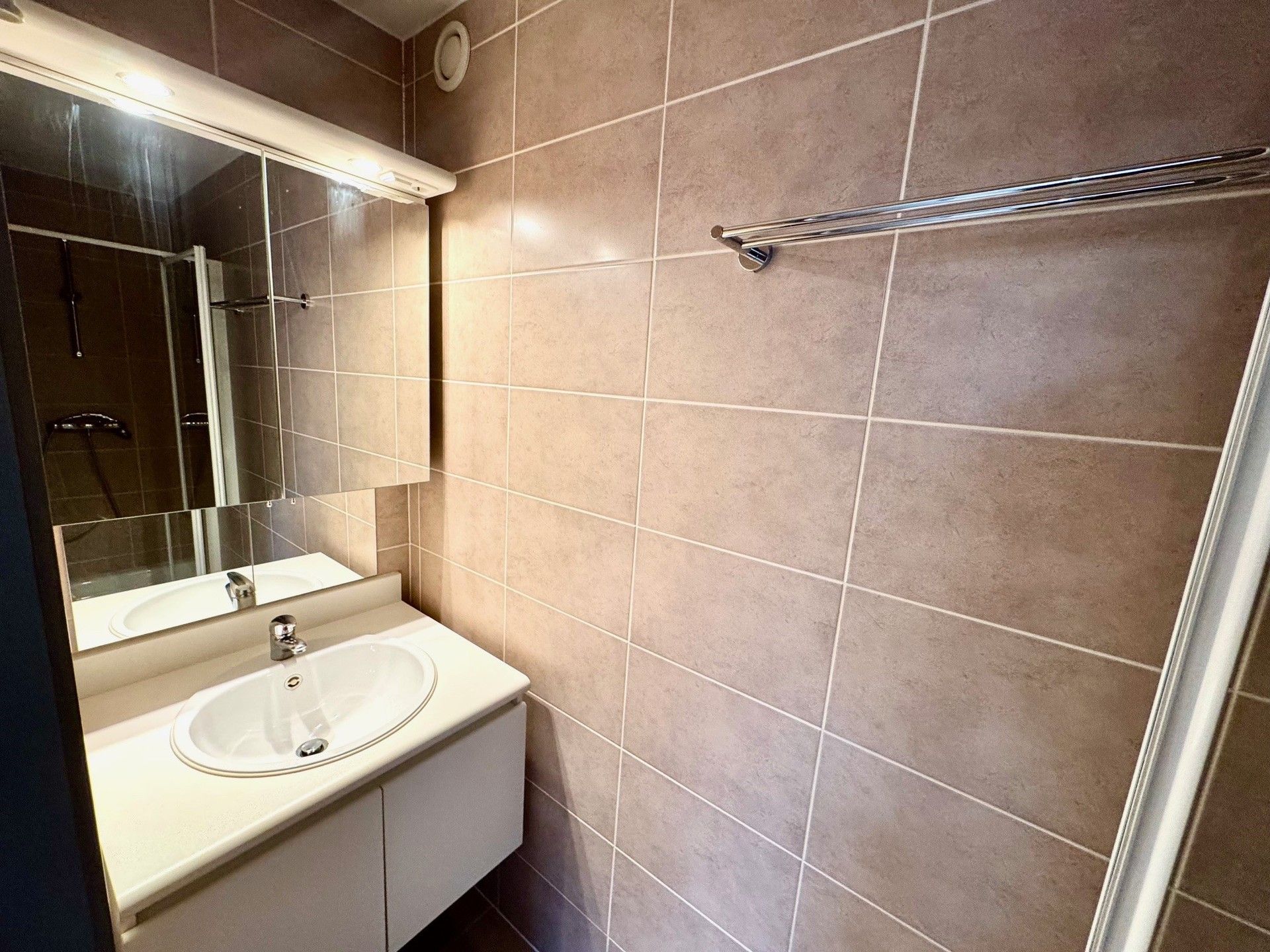 Verzorgd en instapklaar éénslaapkamerappartement te koop in het hart van De Haan, op wandelafstand van winkels, openbaar vervoer en andere voorzieningen. foto 5