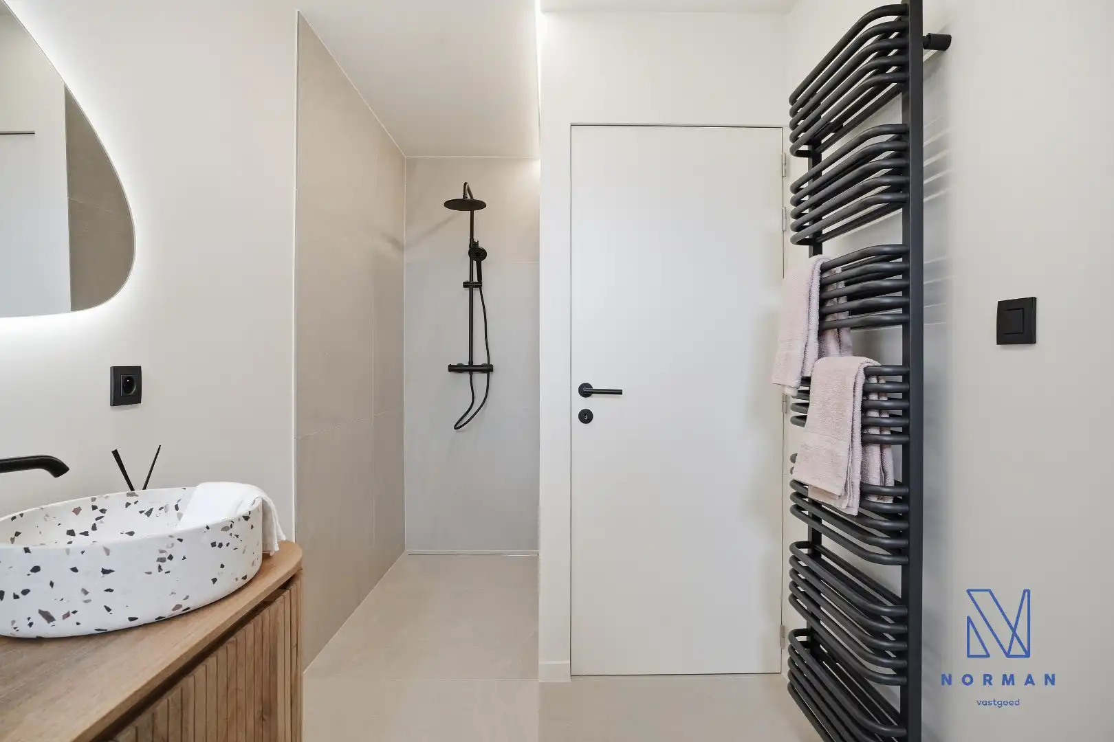 Instapklare, volledig gerenoveerde woning te koop met EPC A, uitgerust met zonnepanelen, drie slaapkamers en een aangelegde tuin. foto 14