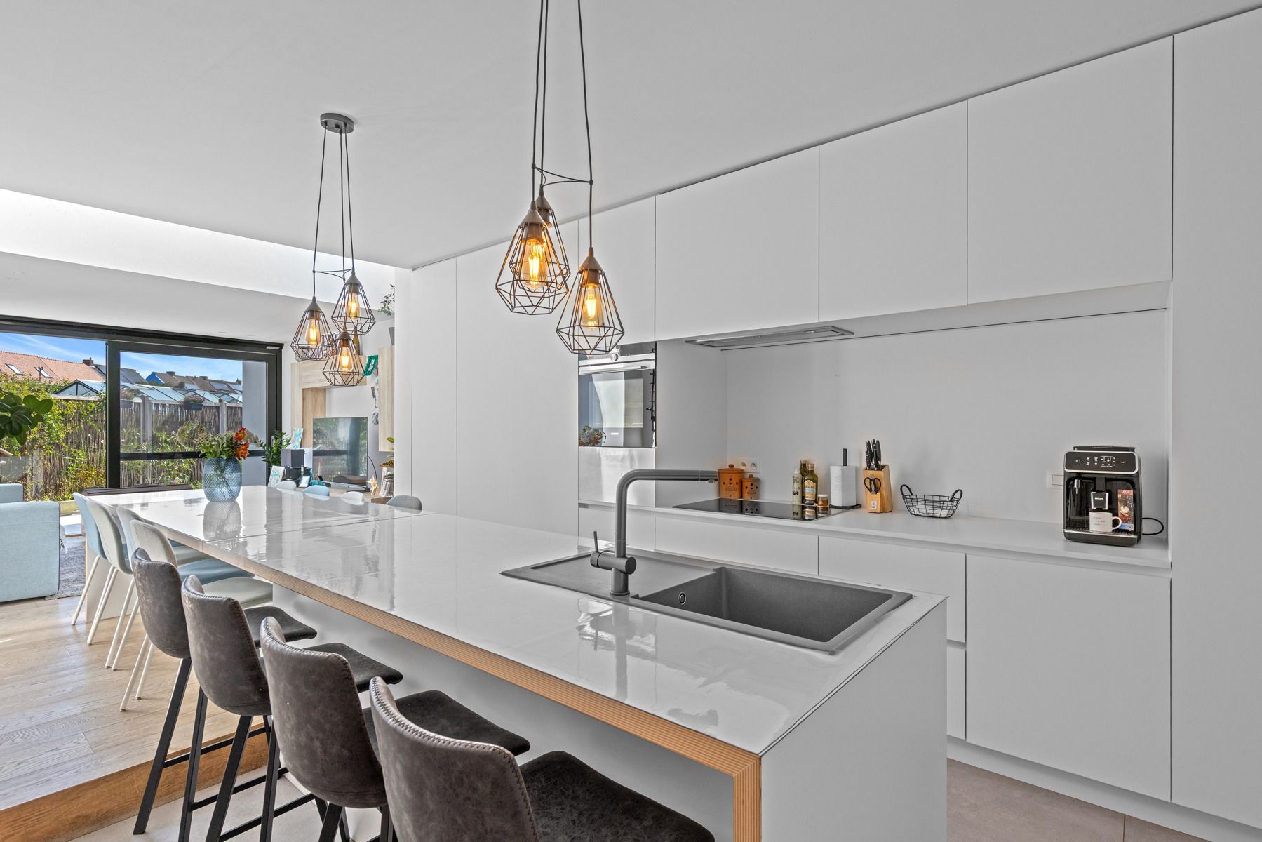 Lichtrijke, modern afgewerkte woning met grote tuin!  foto 7