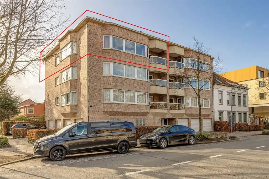 Groot hoekappartement met bijzonder veel lichtinval op de 3e verdieping foto {{pictureIndex}}