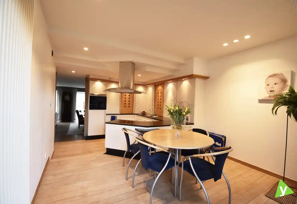 Ruime handelswoning te koop op een goed zichtbare locatie in de Boelare! foto 15