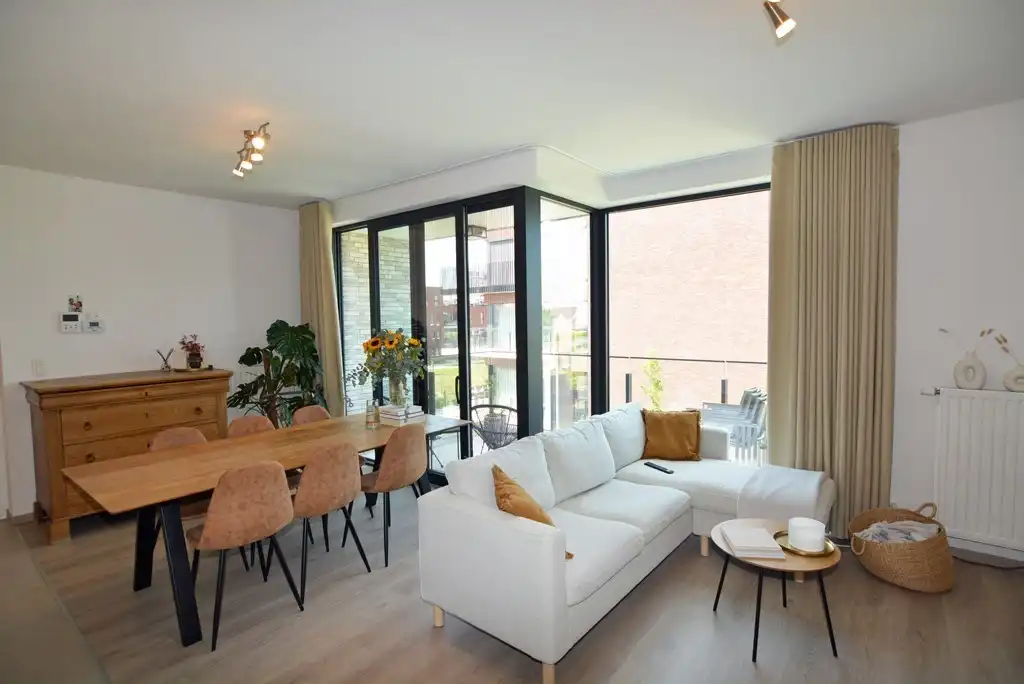 Modern, energiezuinig appartement met 2 slpks, terras, autostaanplaats en kelderberging. foto 3