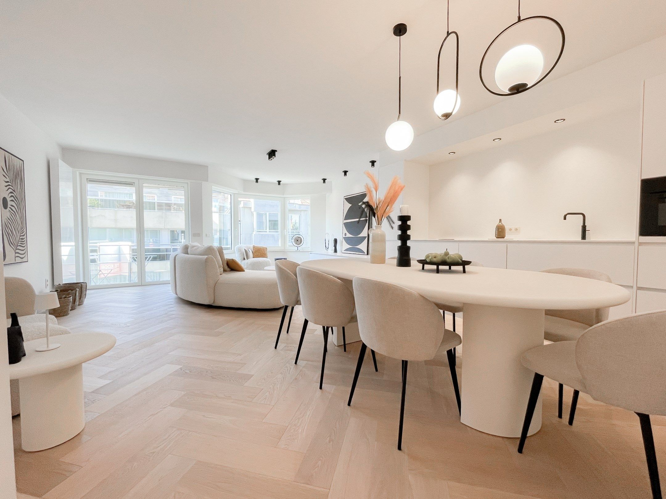Volledig gerenoveerd lichtrijk appartement met een mooi zijdelings zeezicht, gelegen nabij het Driehoeksplein. foto {{pictureIndex}}