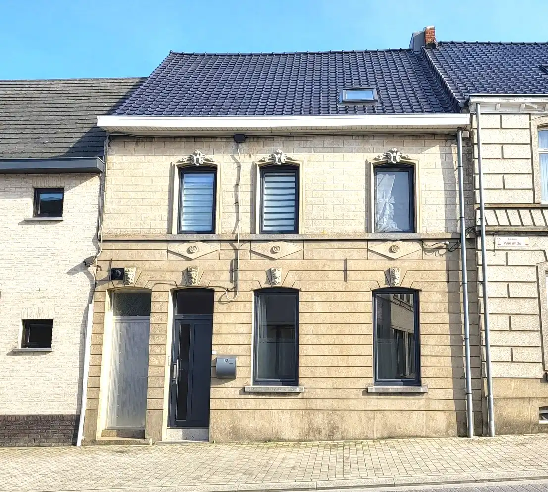 Ruime en karaktervolle gezinswoning op een perceel van 480 m² met zuidoostgerichte tuin, gelegen aan de centrumrand van Brakel.  foto {{pictureIndex}}