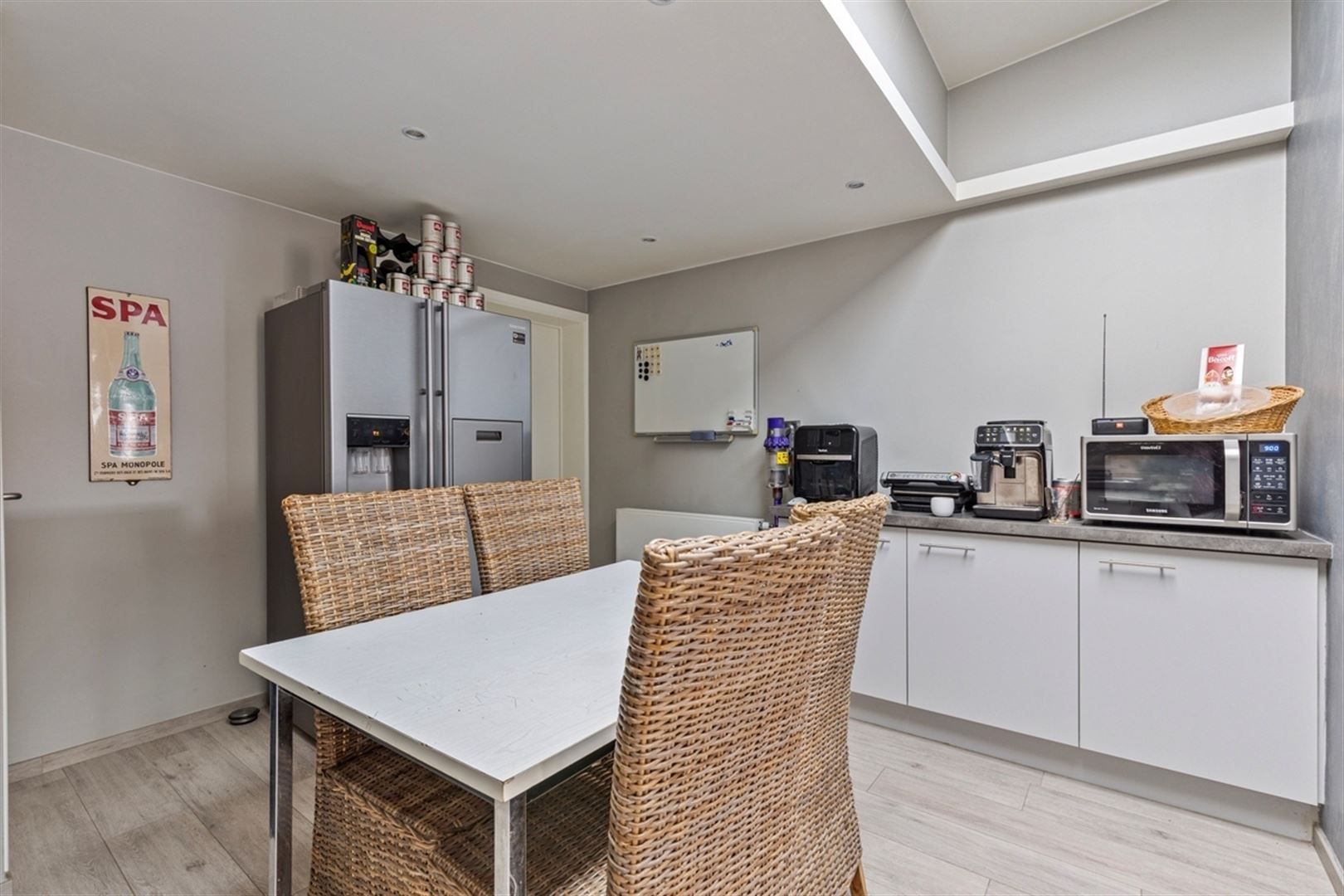 Gerenoveerde rijwoning met 3 slaapkamers en doorgang achteraan. foto 7