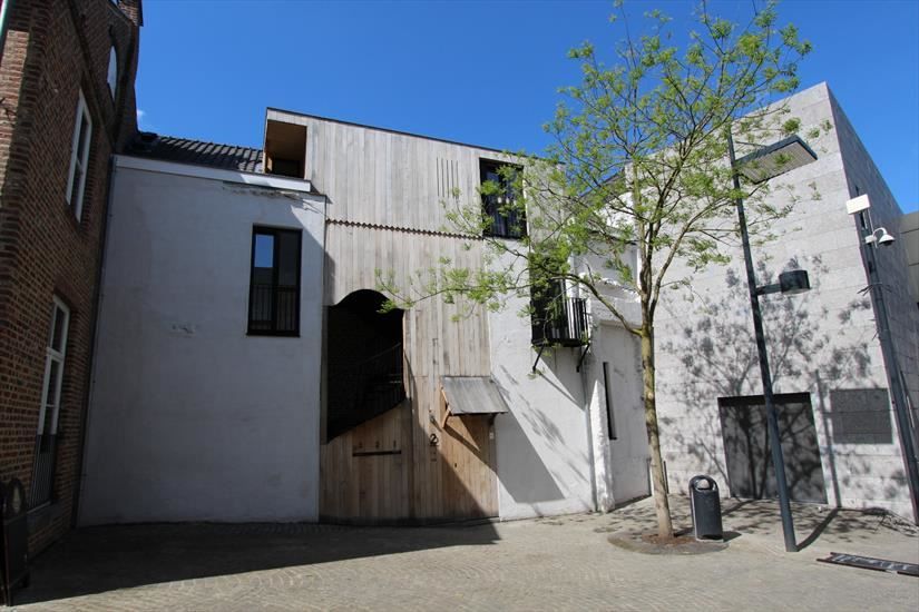 Geklasseerd appartement in hartje Tongeren. foto {{pictureIndex}}