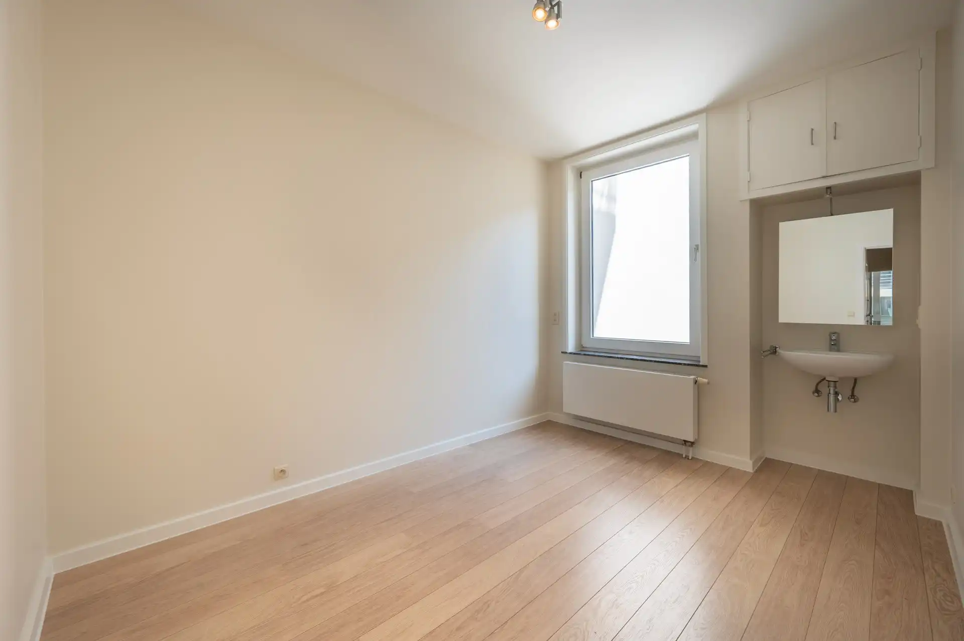 Ongemeubeld: appartement met 2 slaapkamers in een zijstraat van de Zeedijk! foto 5