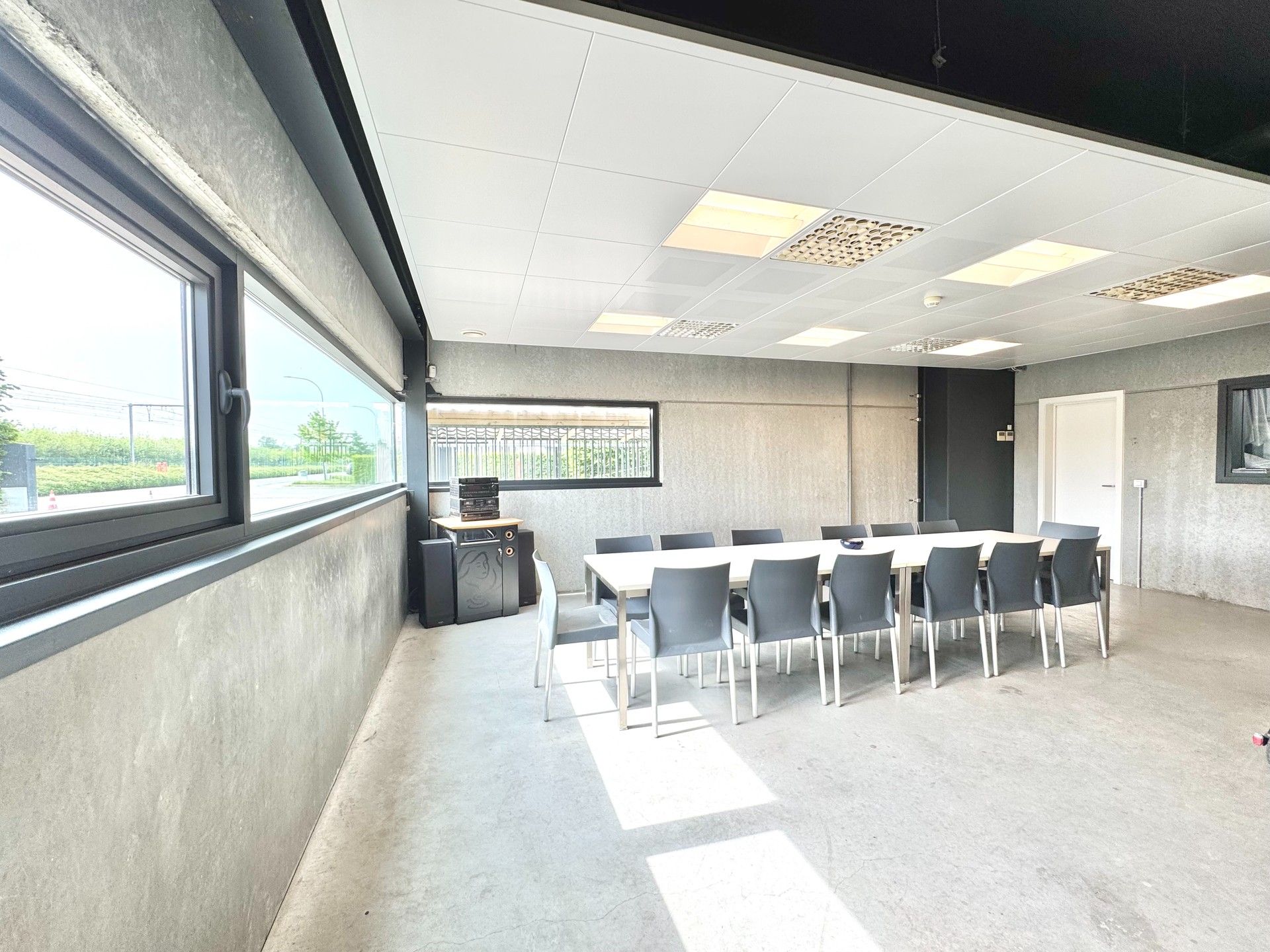 MAGAZIJN MET BURELEN IN KMO ZONE INDUSTRIE foto 16