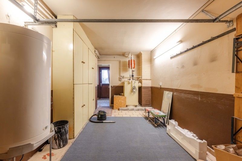 Te renoveren, rustige gelegen halfopen woning met 3 slaapkamers, garage en tuin te koop in Sint-Baafs-Vijve! foto 13