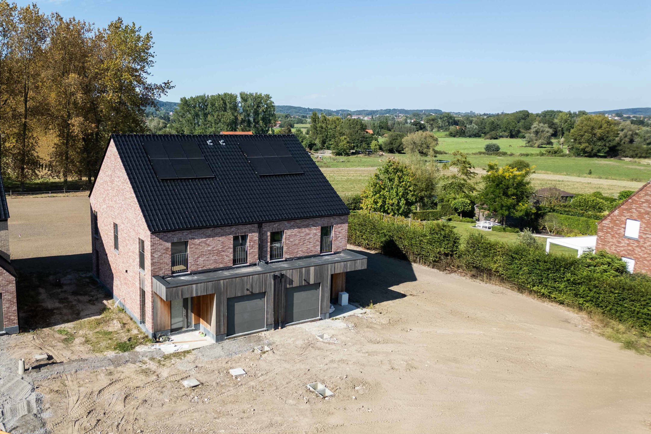 Prachtige nieuwbouwwoning omringd door groen en natuur. foto 2