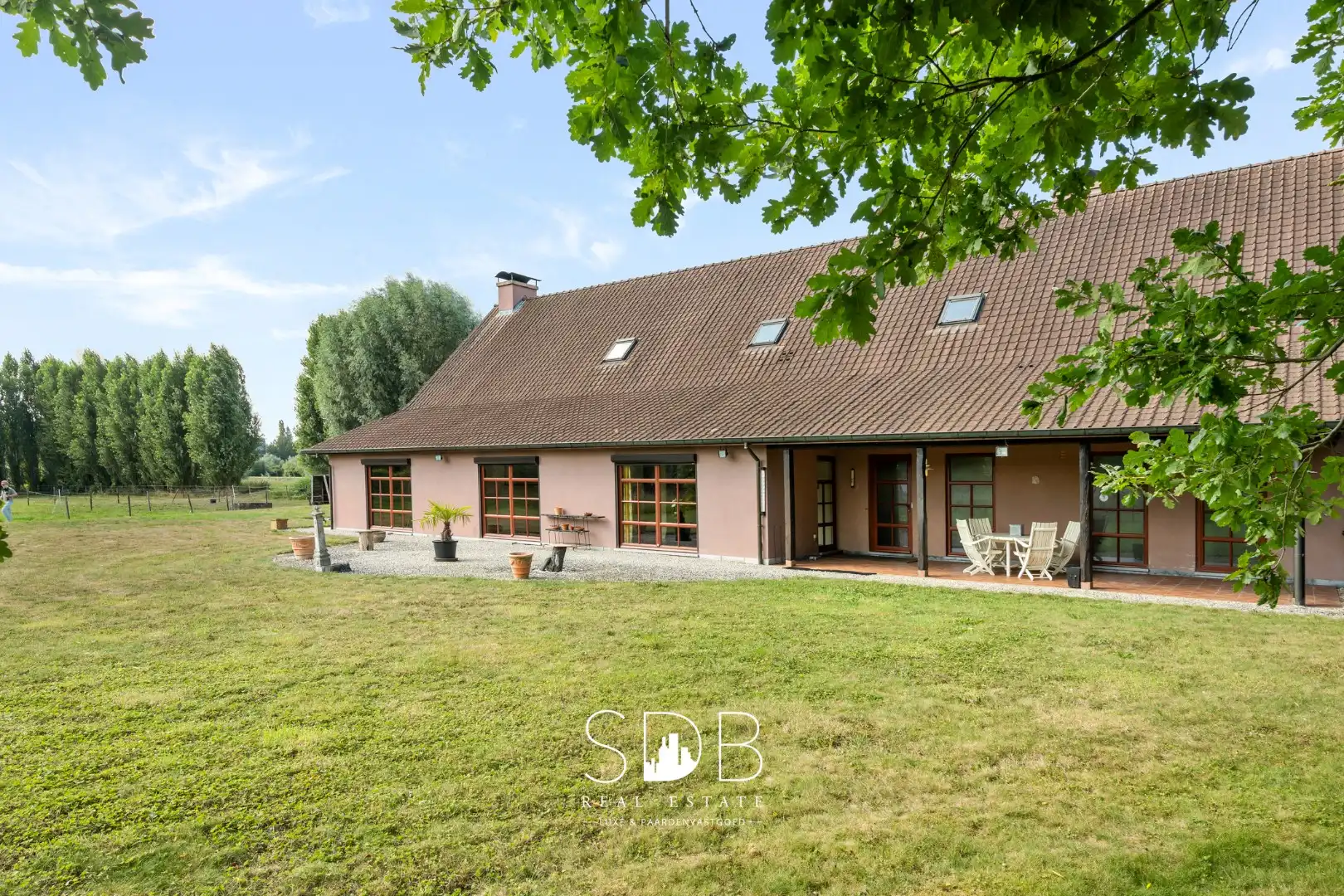 Hedendaagse villa met gezinstuin en graslanden op 7.496m² foto 32