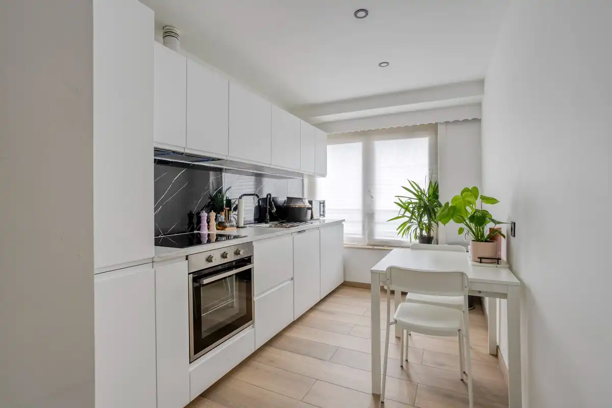 Instapklaar appartement met privé parking + ruime berging/garage foto 2