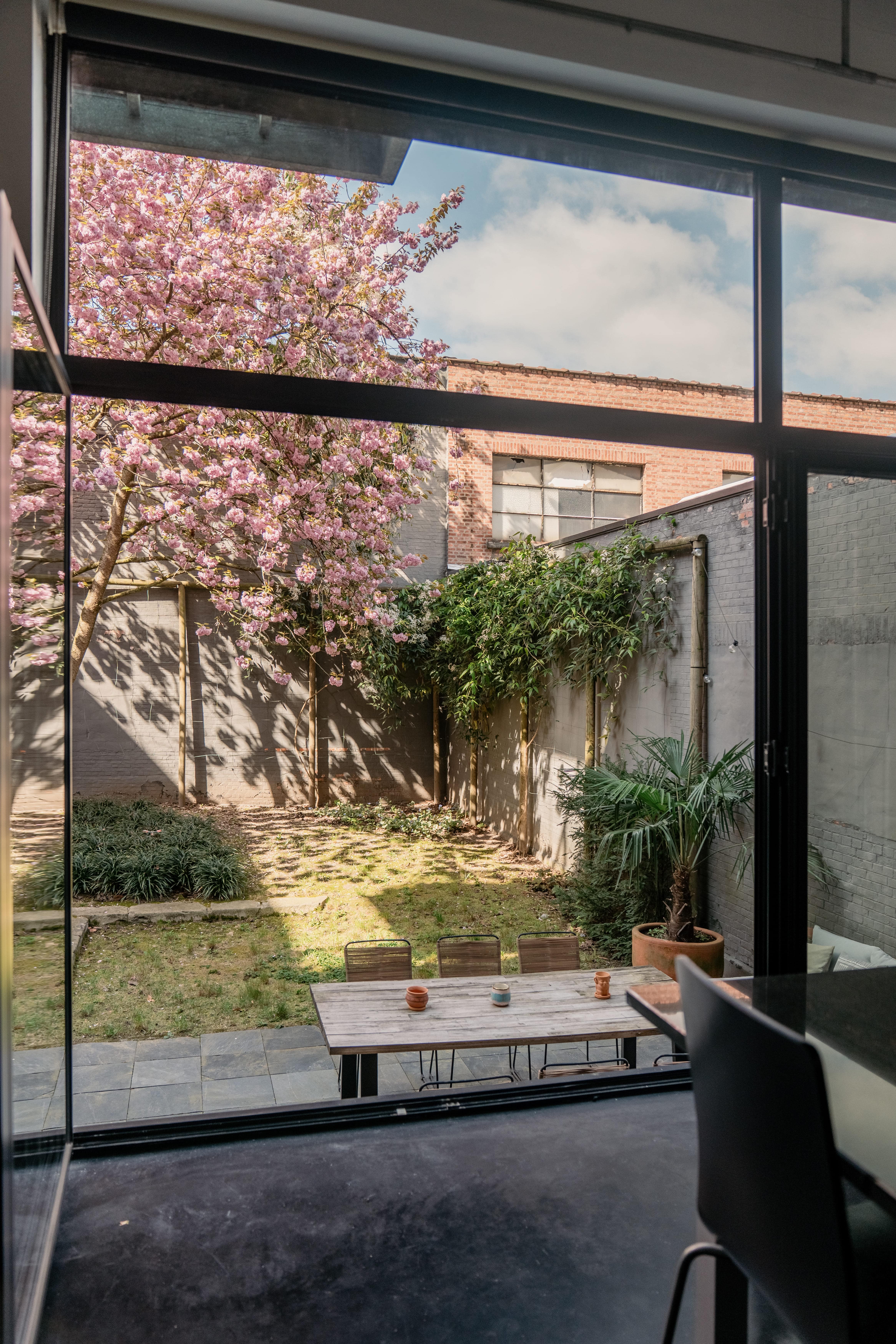 In OPTION by George: een loft met tuin waarin de Japanse kerselaar al even intens floreert als de buurt foto 9