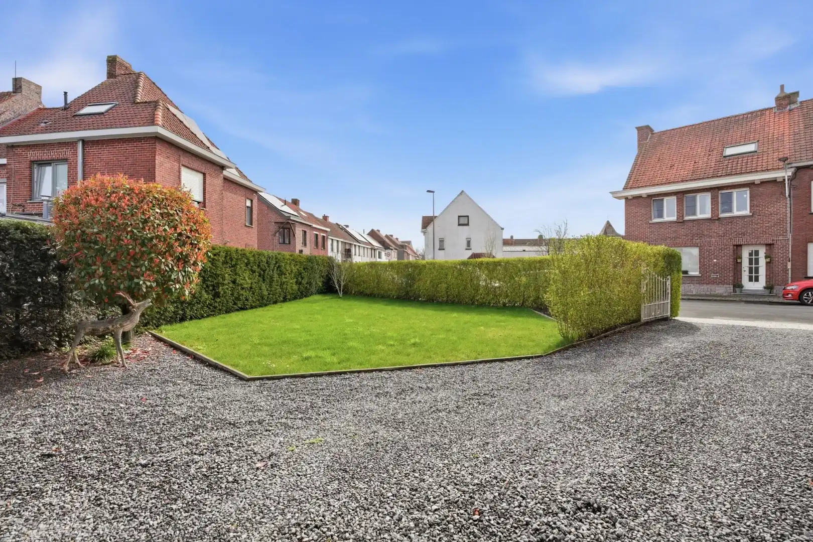 Grote halfopen woning met mogelijks 4 kamers, garage, zonnepanelen en tuin foto 2