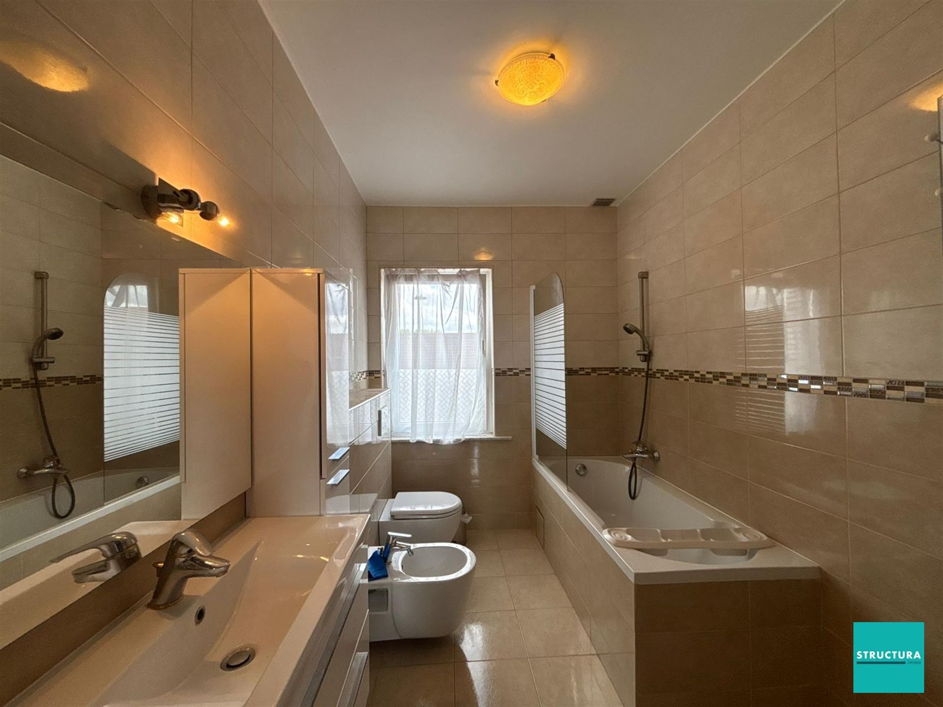 Volledig gerenoveerde, ruime woning met vlotte bereikbaarheid! foto 19