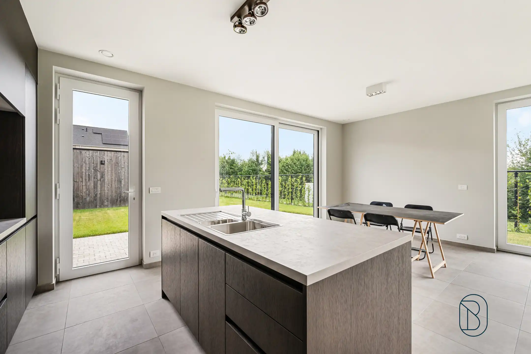 Recente halfopen bebouwing met 4 slaapkamers, tuin en garage foto 14