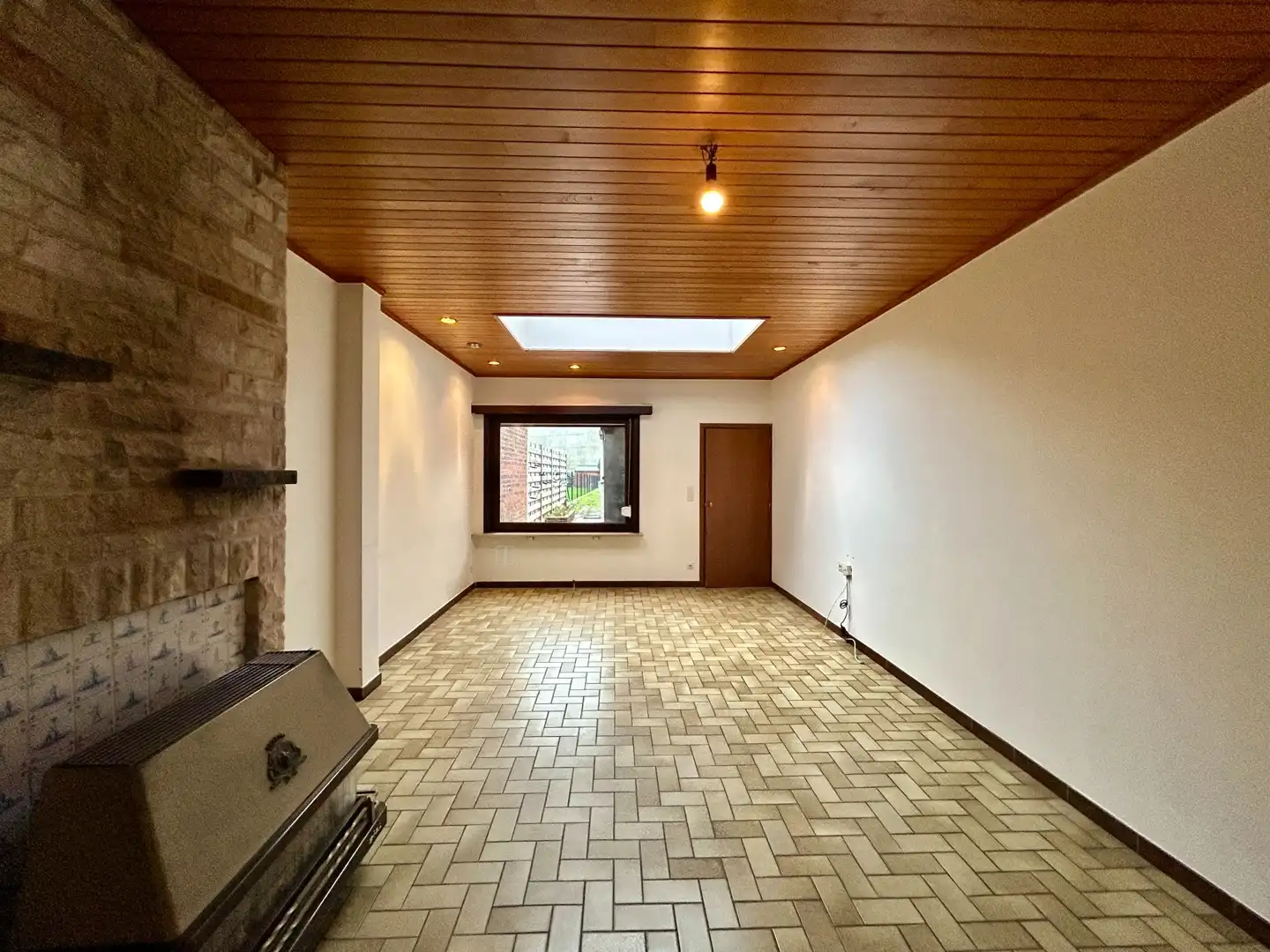 Karaktervolle rijwoning met tuin en garage te Izegem! foto 5