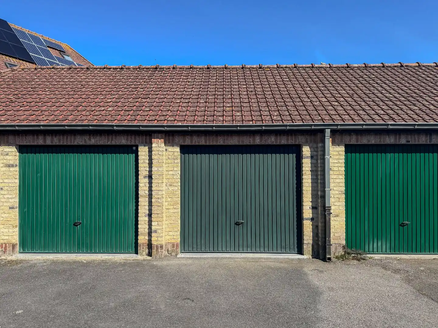 Ruime garagebox met stapelruimte onder het dak in het centrum. foto 3