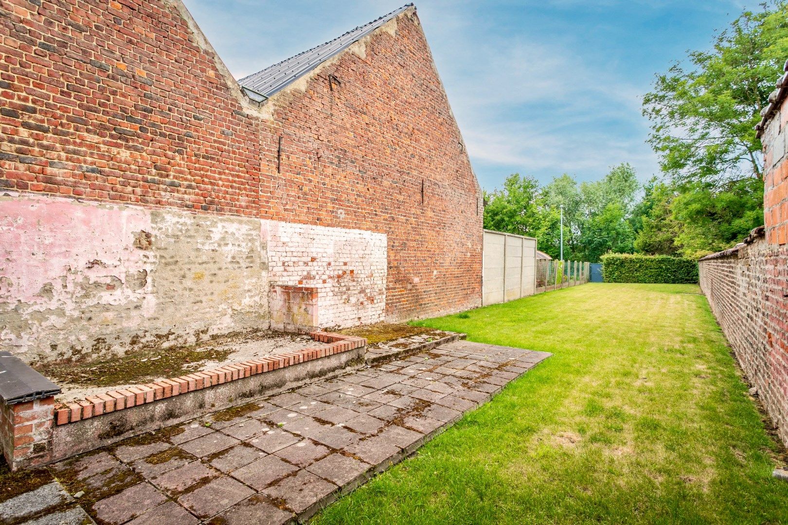 Te renoveren woning met veel potentieel foto 12