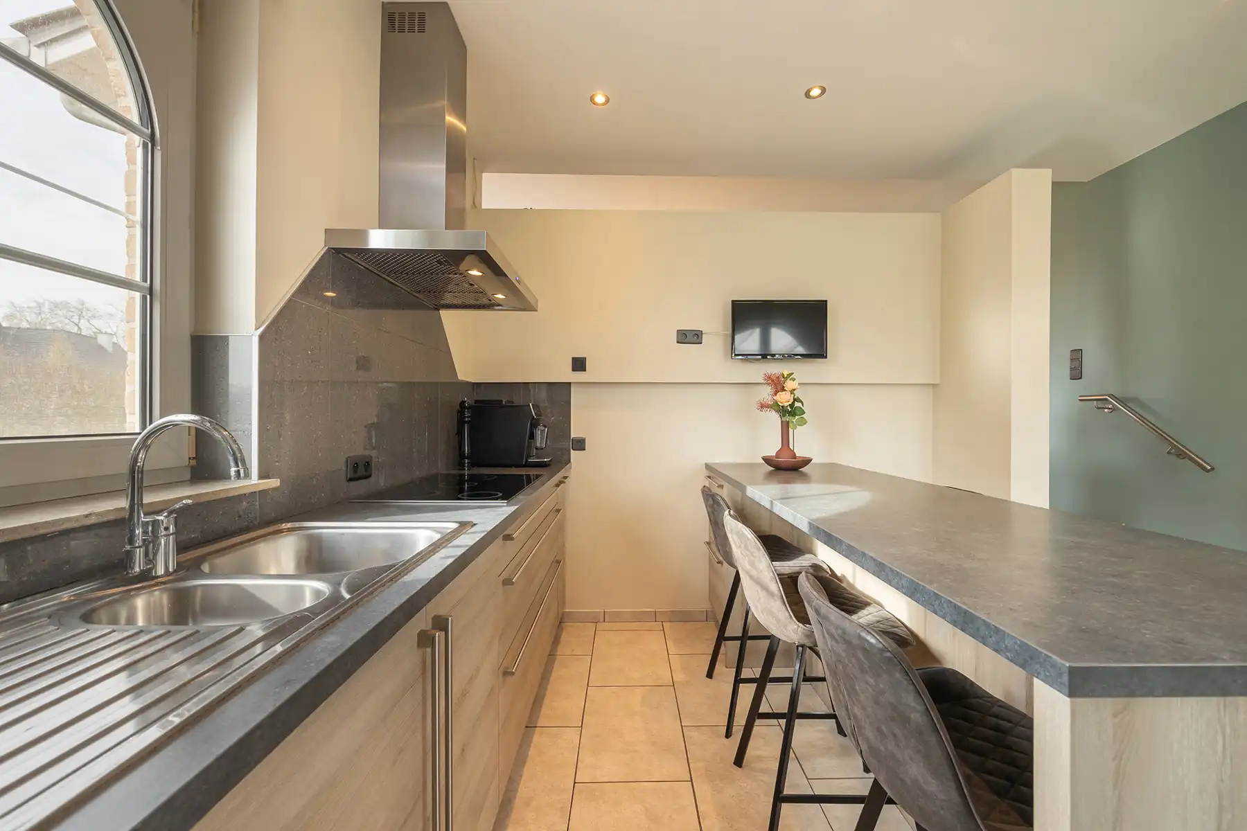 INSTAPKLARE, RIANTE GEZINSWONING MET 5 SLAAPKAMERS,  RUIMTE VOOR VRIJ BEROEP, INPANDIGE GARAGE IN KELDER EN GUNSTIG EPC OP PERCEEL VAN 11A30CA TE OUDSBERGEN foto 6