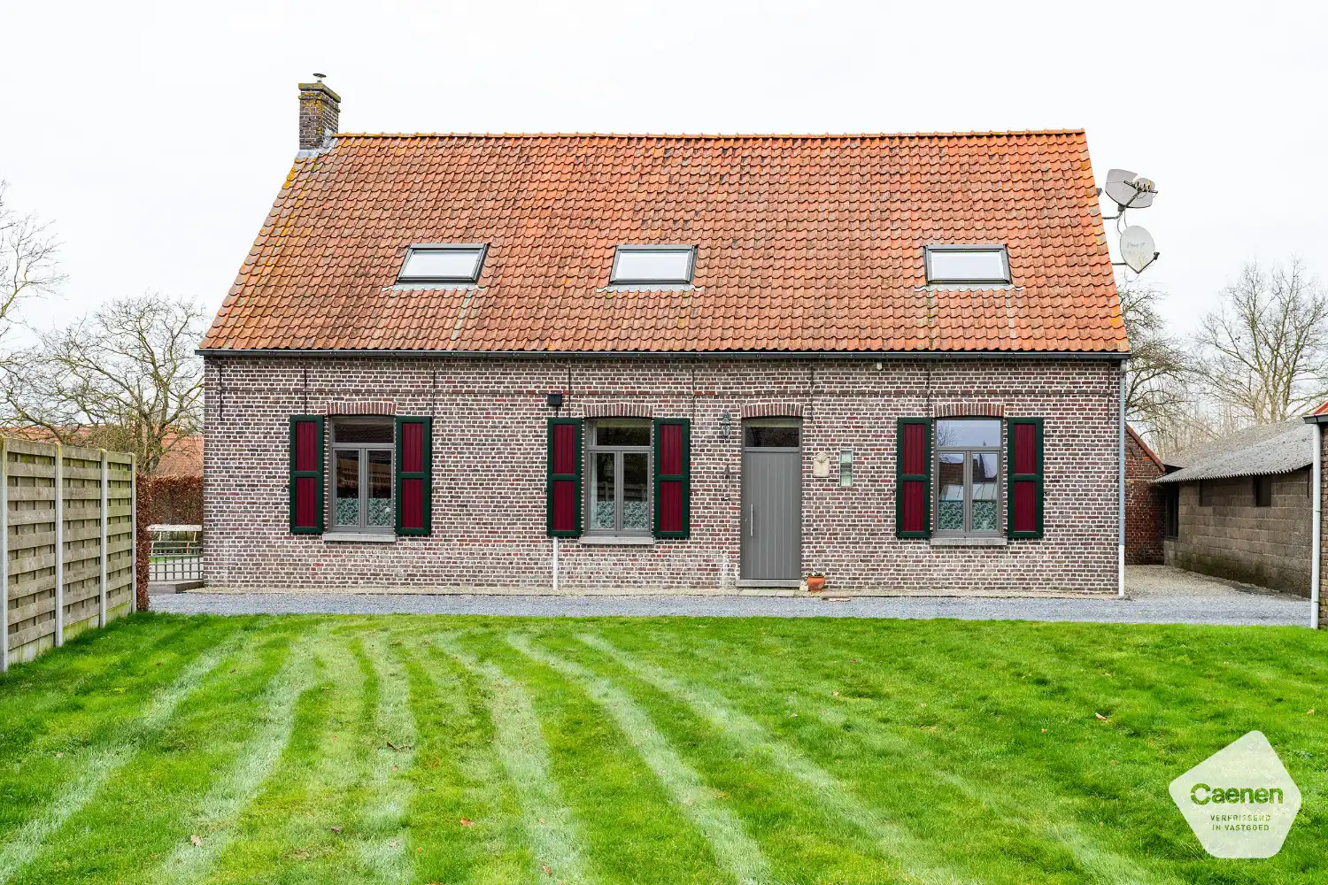AUTHENTIEKE WONING op 3060&nbsp;m²&nbsp;in landelijke omgeving met 5 slaapkamers en 2 ruime bijgebouwen foto 2
