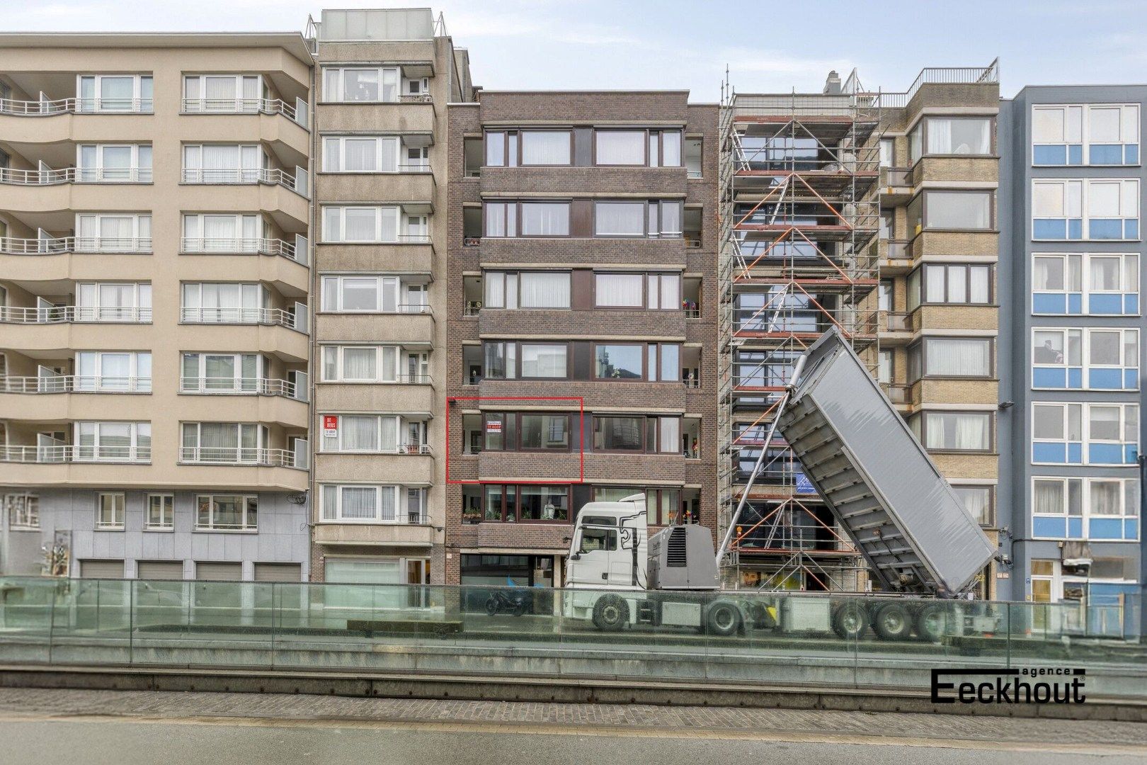 Ruim instapklaar appartement met 3 slaapkamers in centrum Oostende, met fietsenberging en dicht bij strand!  foto {{pictureIndex}}